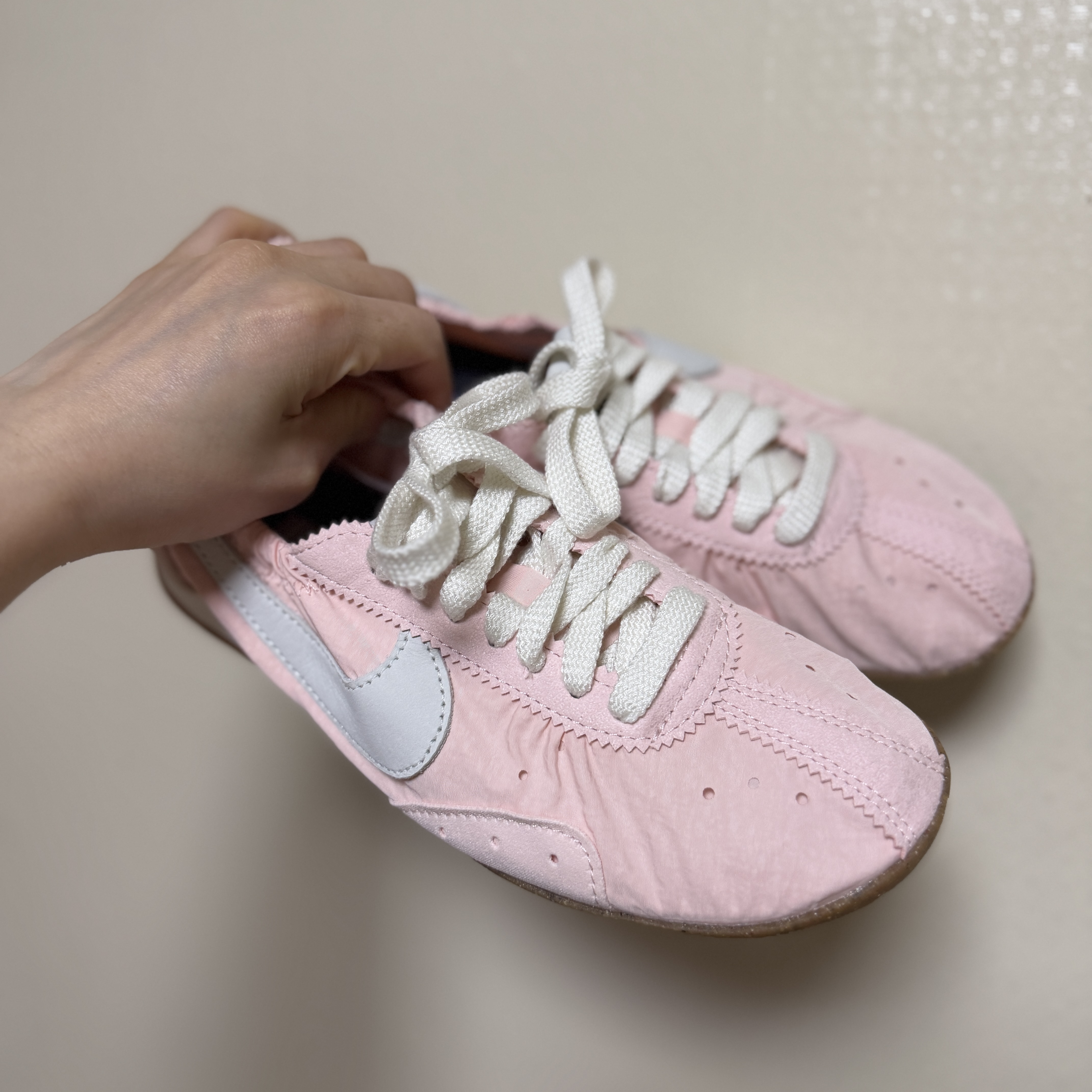 Nike x Jacquemus Moon Shoe SP Aluminum Pink Sail 착용 스타일 - 1