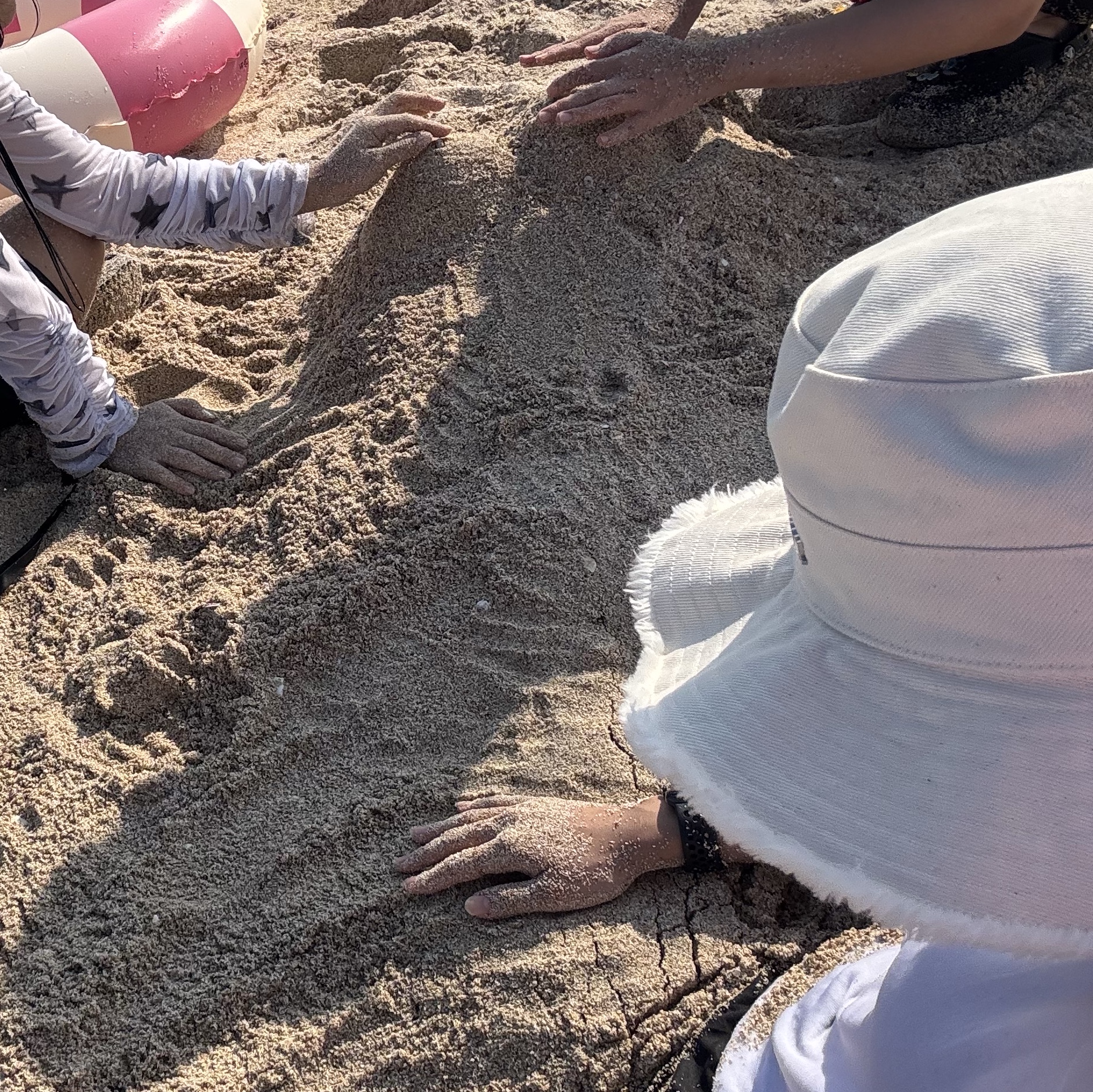 Jacquemus Le Bob Artichaut Bucket Hat Off White, Adidas Puffy Satin Mini Shoulder Bag Silver Metallic 착용 스타일 - 4