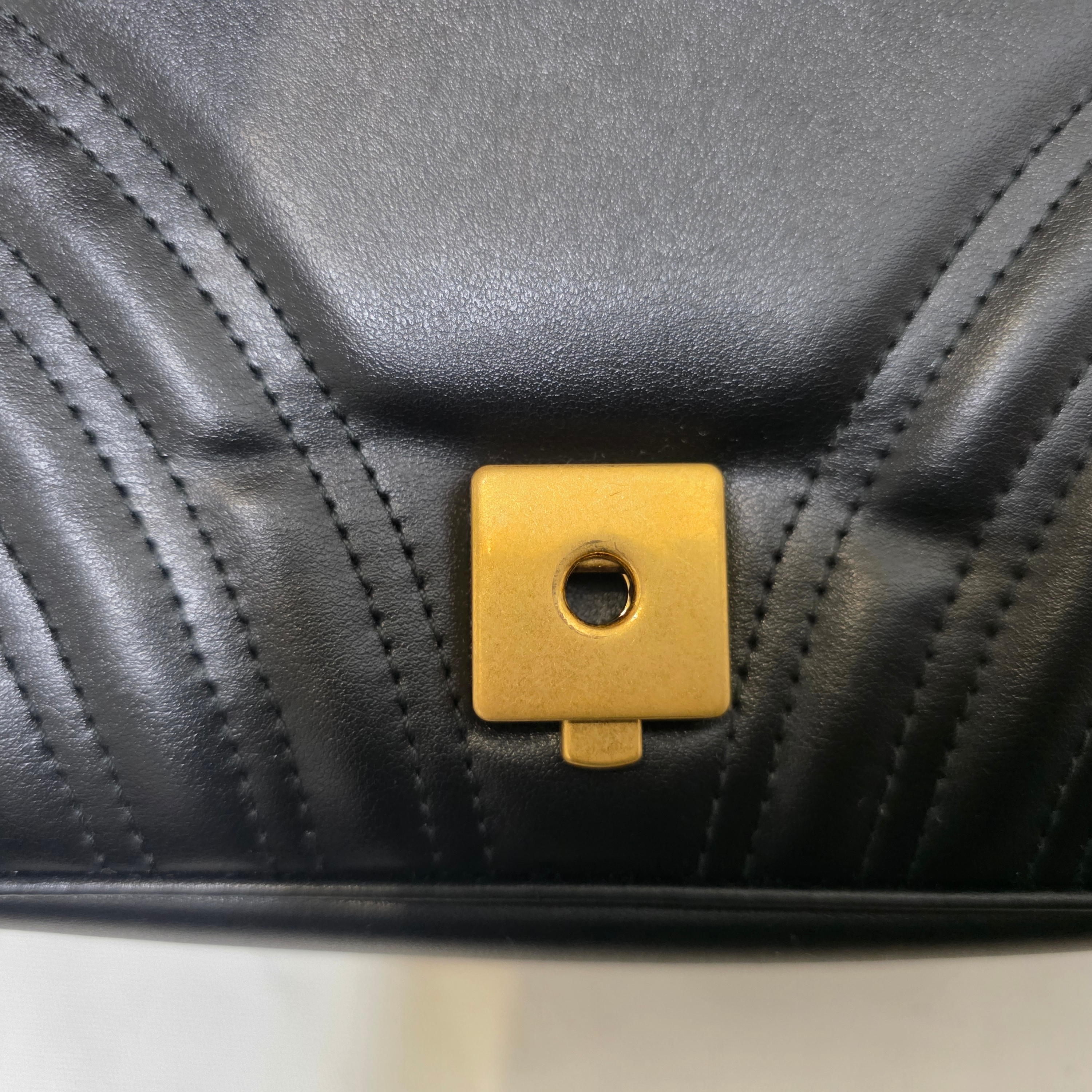 Gucci GG Marmont Matelasse Small Shoulder Bag Black 착용 스타일 - 2