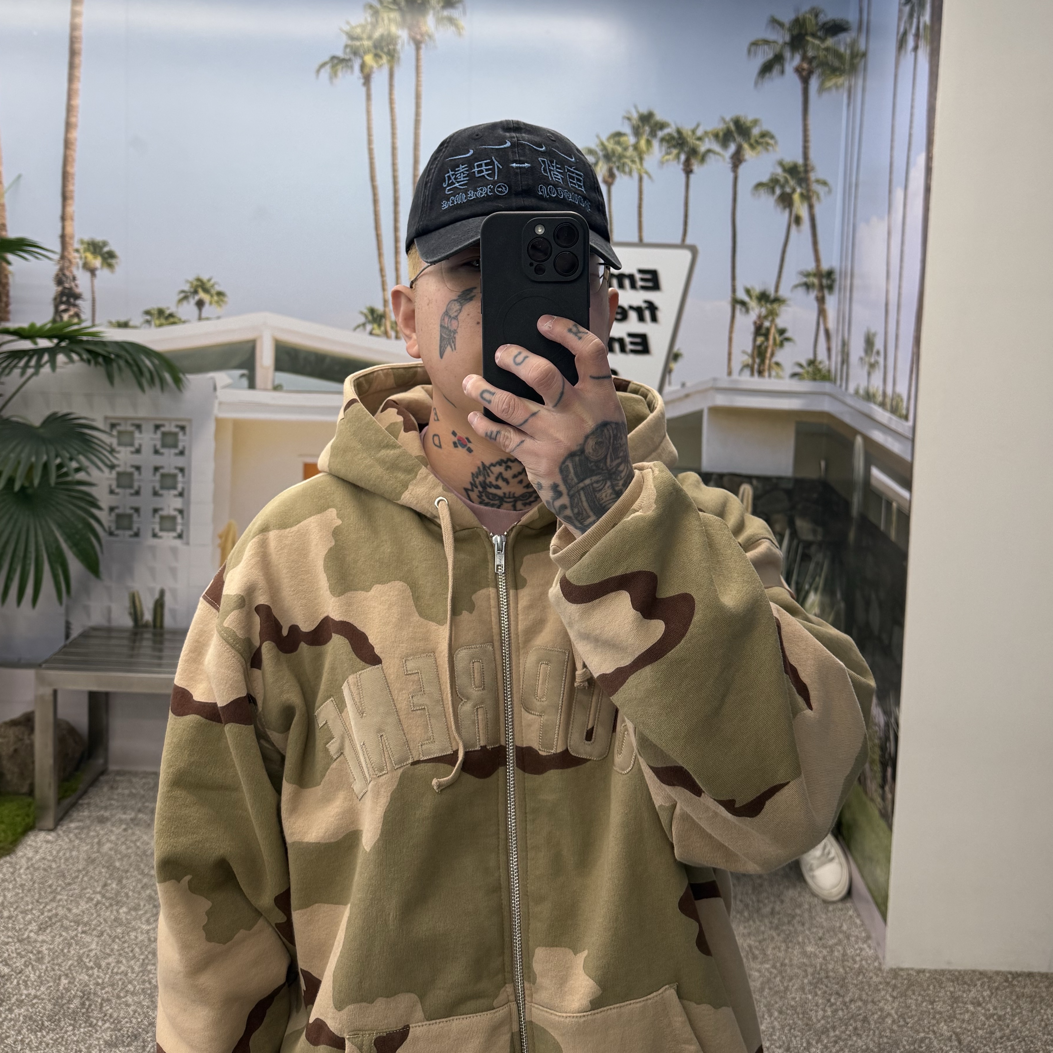 Travis Scott Cactus Jack x Fragment x Nike Houston To Ise Mie Hat Black, Travis Scott Cactus Jack x Fragment x Murakami Takashi The Down T-Shirt Pink 착용 스타일 - 2