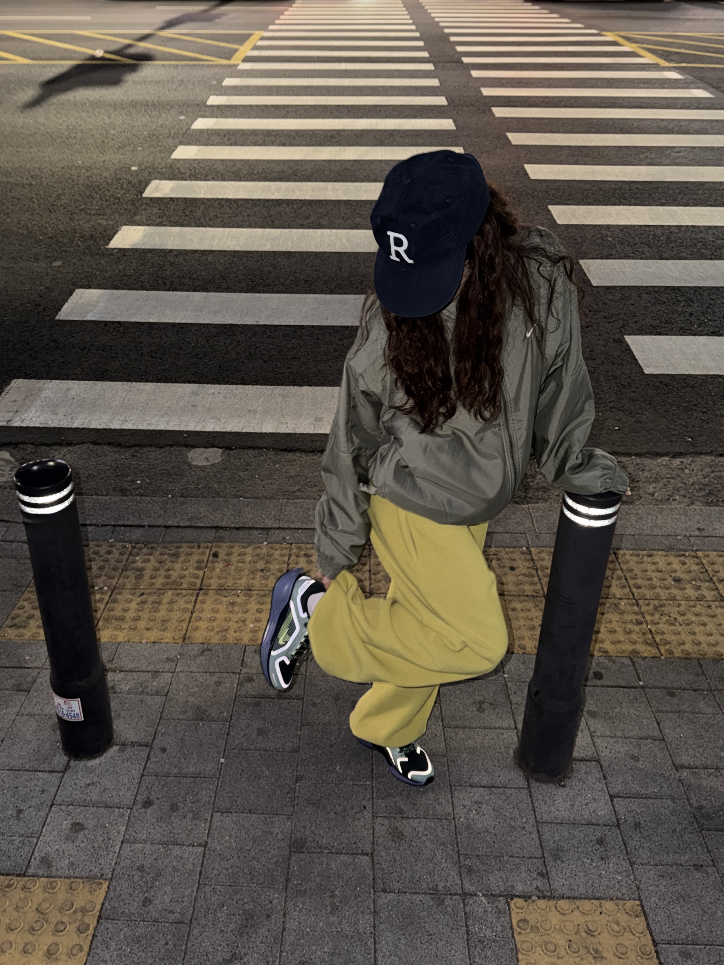 Nike NRG Solo Swoosh Satin Bomber Jacket Light Army - Asia, Nike Air Zoom Pegasus 41 Gore-Tex Cannon Obsidian 착용 스타일 - 2