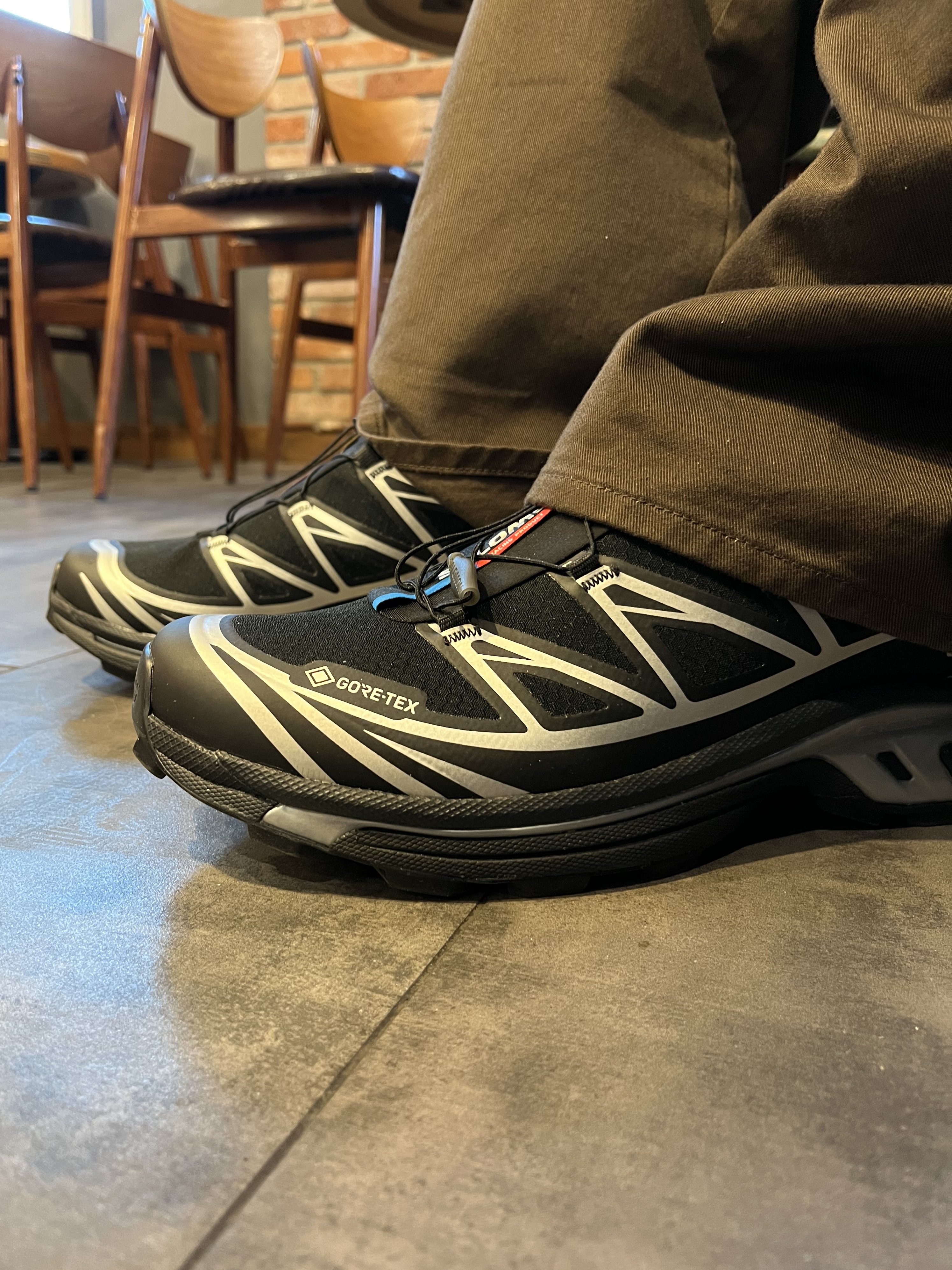 Salomon XT-6 GTX Black Silver 착용 스타일 - 2