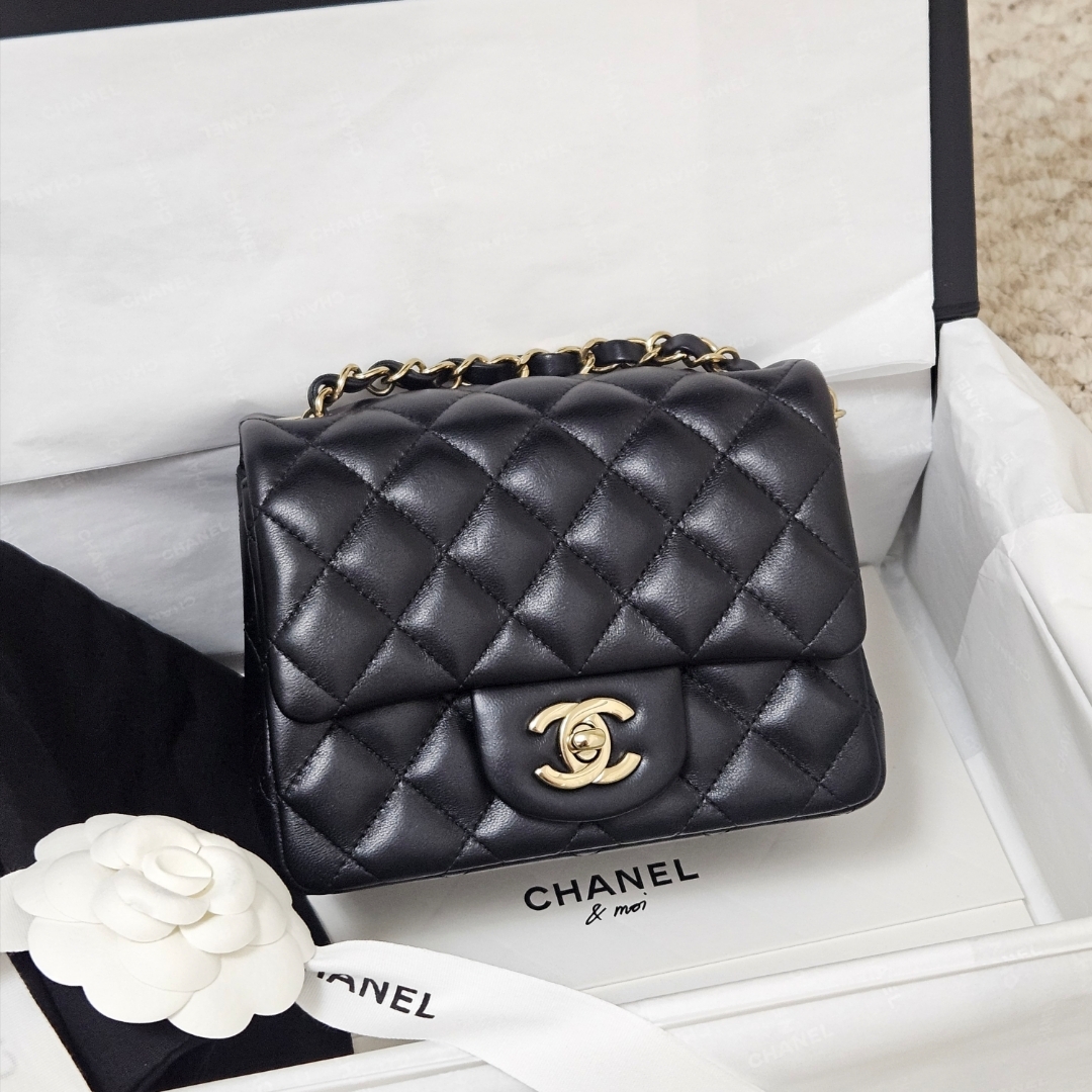 Chanel Mini Flap Bag Lambskin & Gold Black 착용 스타일