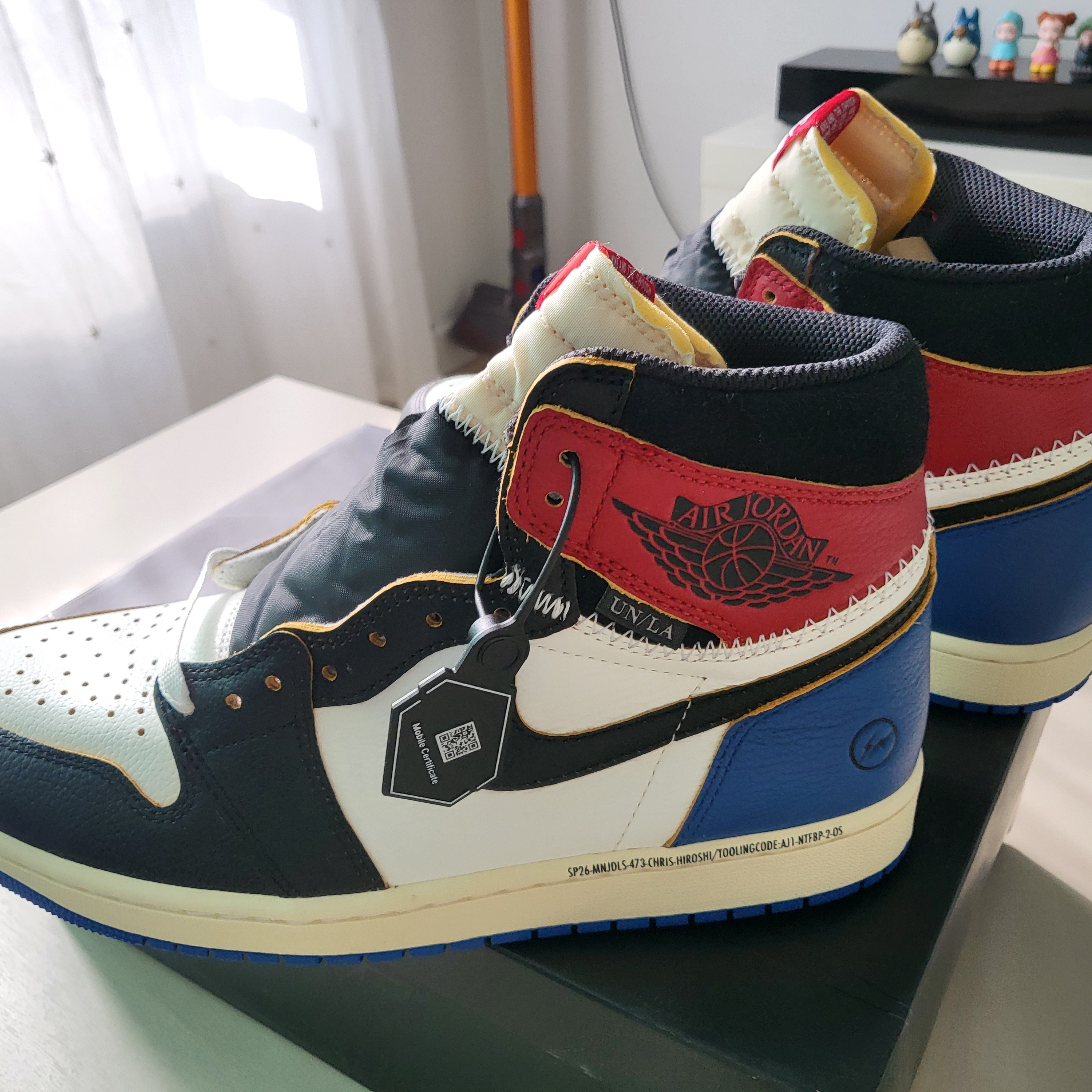 Jordan 1 x Fragment x Union LA Black and Varsity Red 착용 스타일 - 4