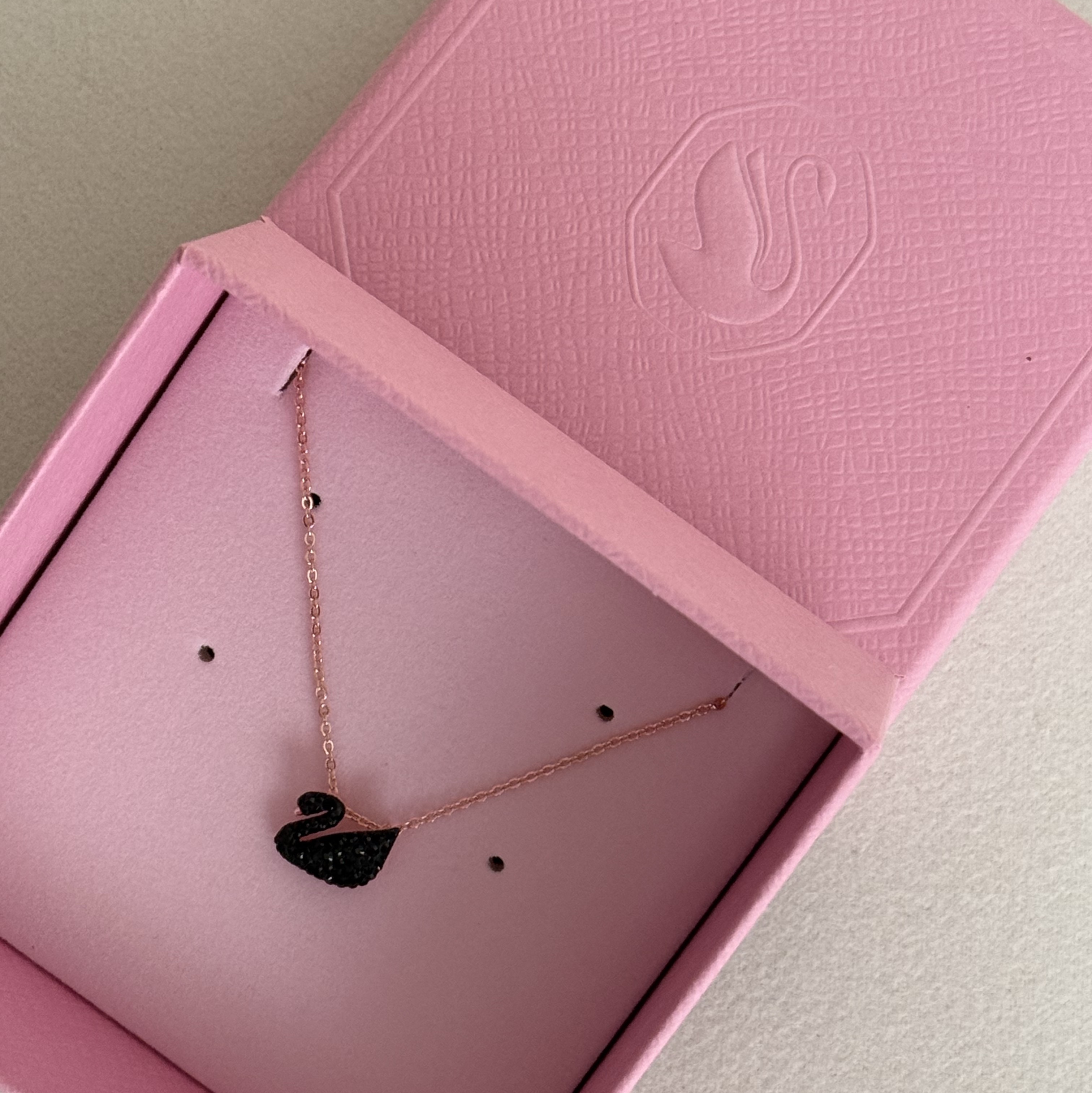 (W) Swarovski Iconic Swan Pendant Small Black Rose Gold Plated 착용 스타일