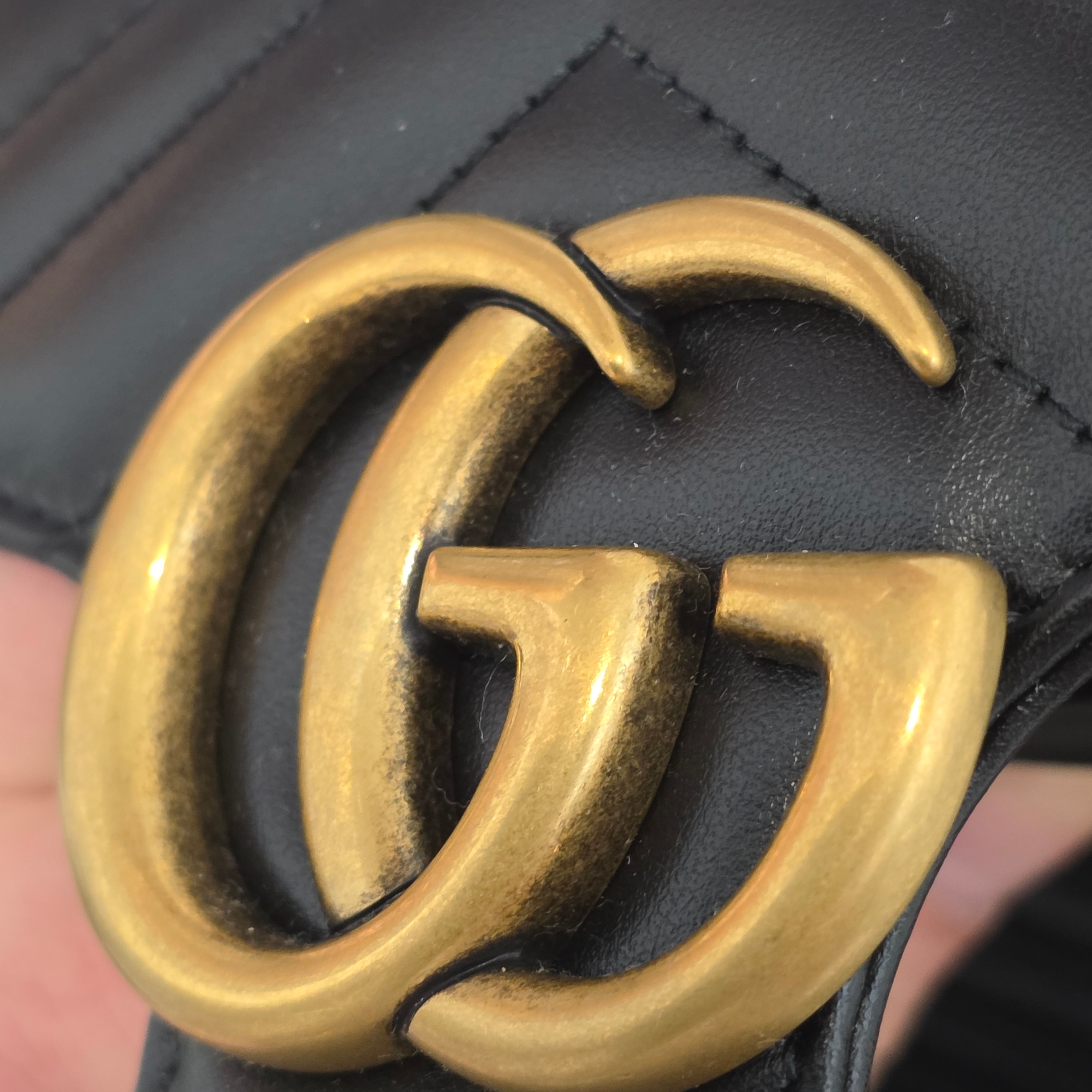 Gucci GG Marmont Matelasse Small Shoulder Bag Black 착용 스타일 - 1