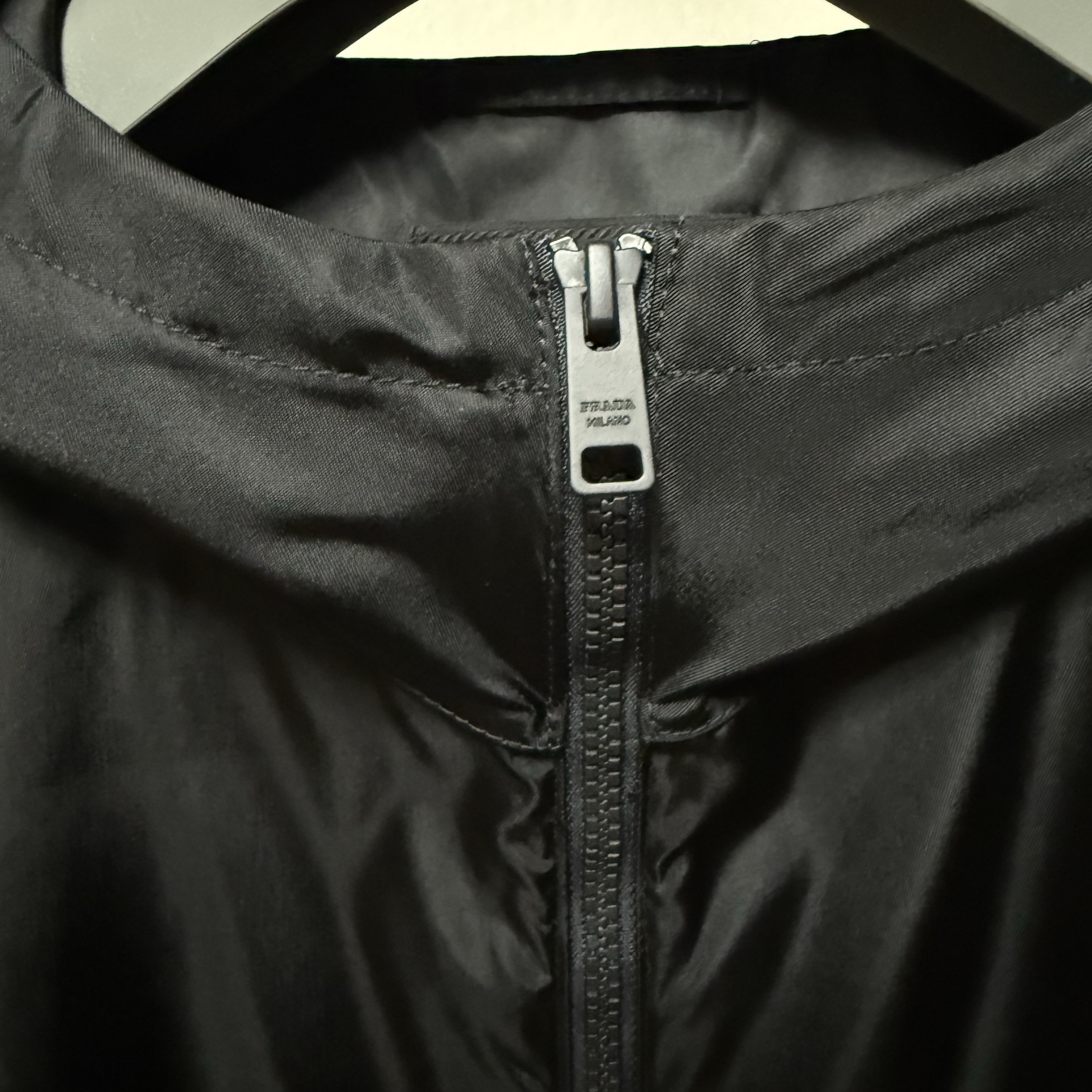 Prada Re-Nylon Rain Jacket Black 착용 스타일 - 2