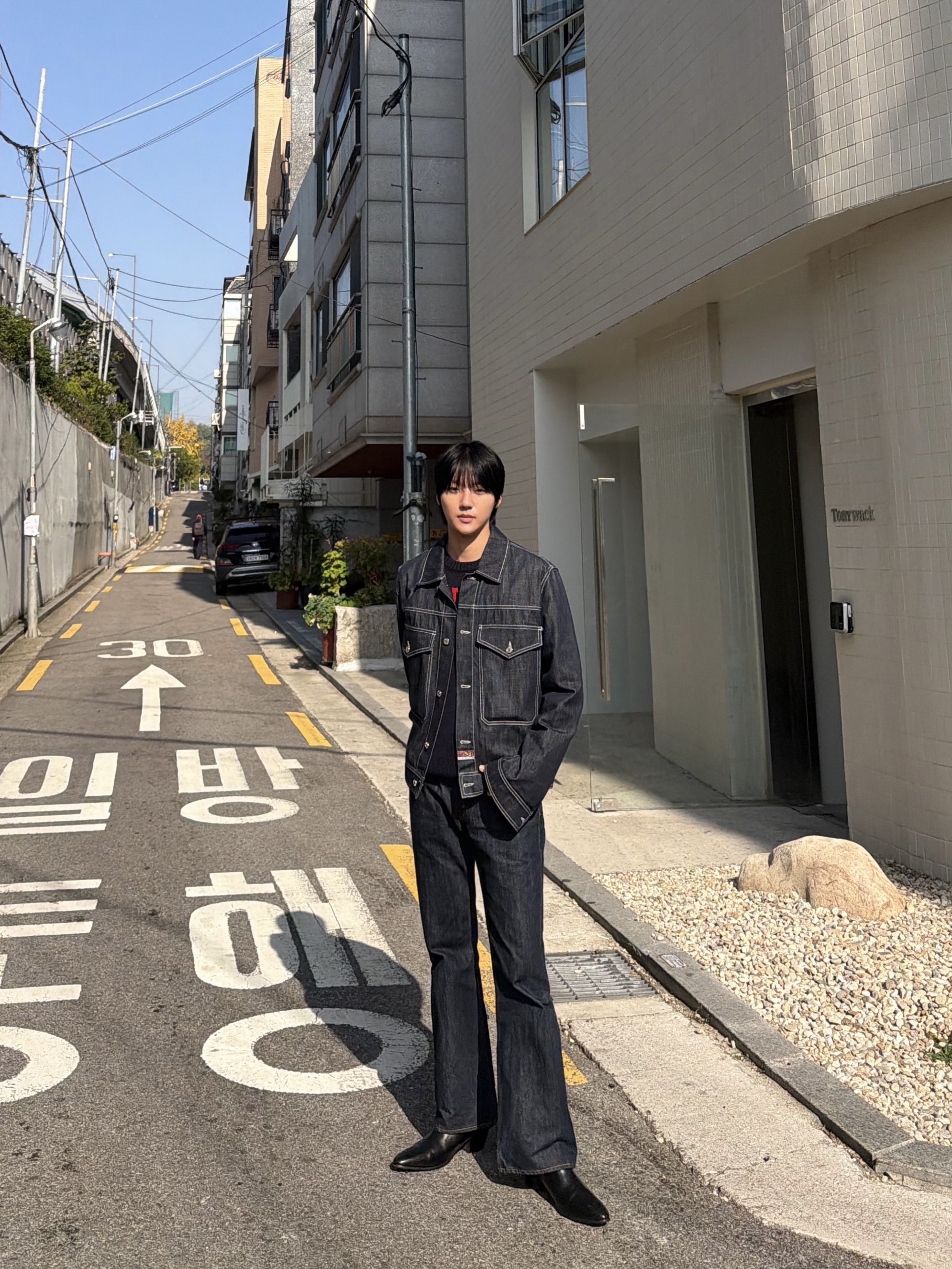 Kapital 14 oz. Denim 5P Rat Flare Pants Indigo (O/W), Saint Laurent Wyatt Chelsea Boots in Smooth Leather Black 착용 스타일 - 1