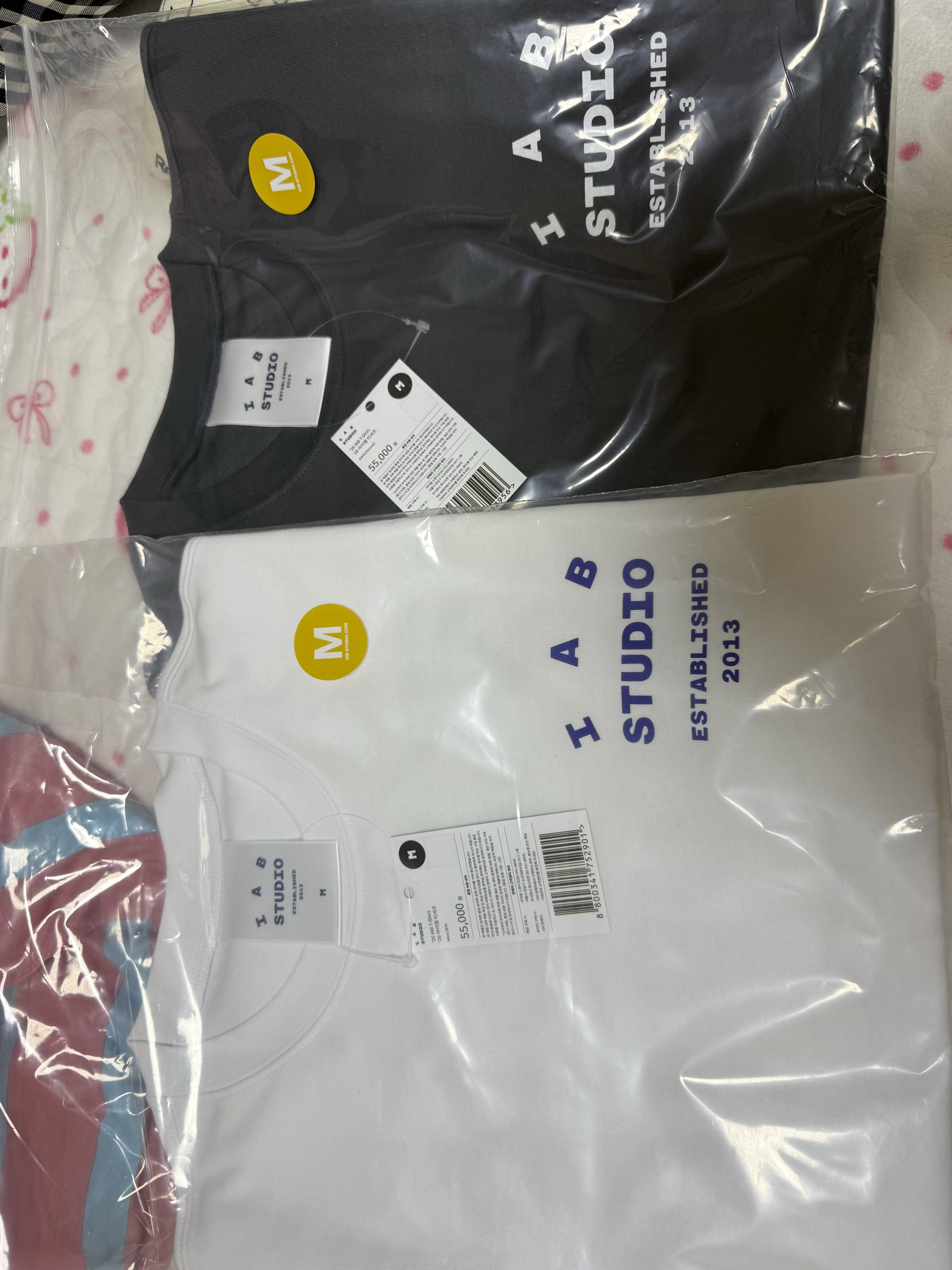 IAB Studio 26 IAB T-Shirt White Navy, IAB Studio 26 IAB T-Shirt Charcoal White 착용 스타일