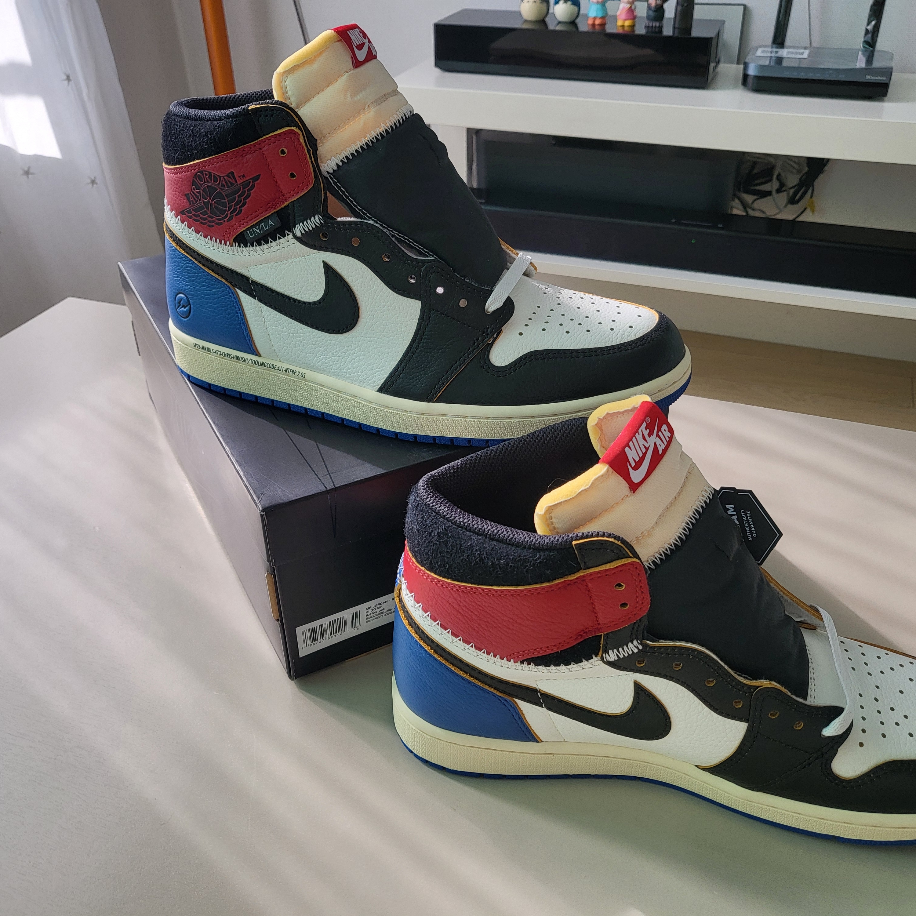 Jordan 1 x Fragment x Union LA Black and Varsity Red 착용 스타일 - 2