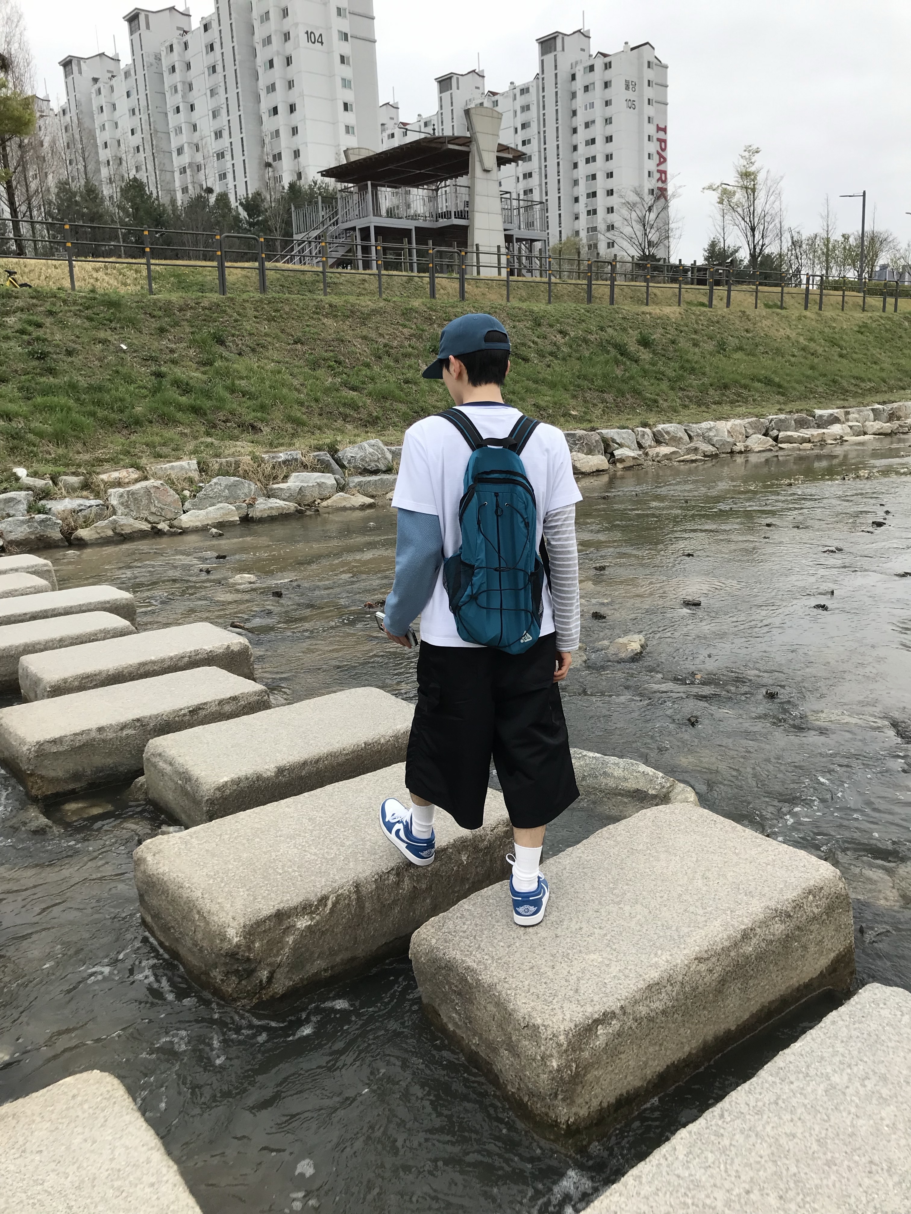 (W) Jordan 1 Low White Dark Marina Blue 착용 스타일 - 1