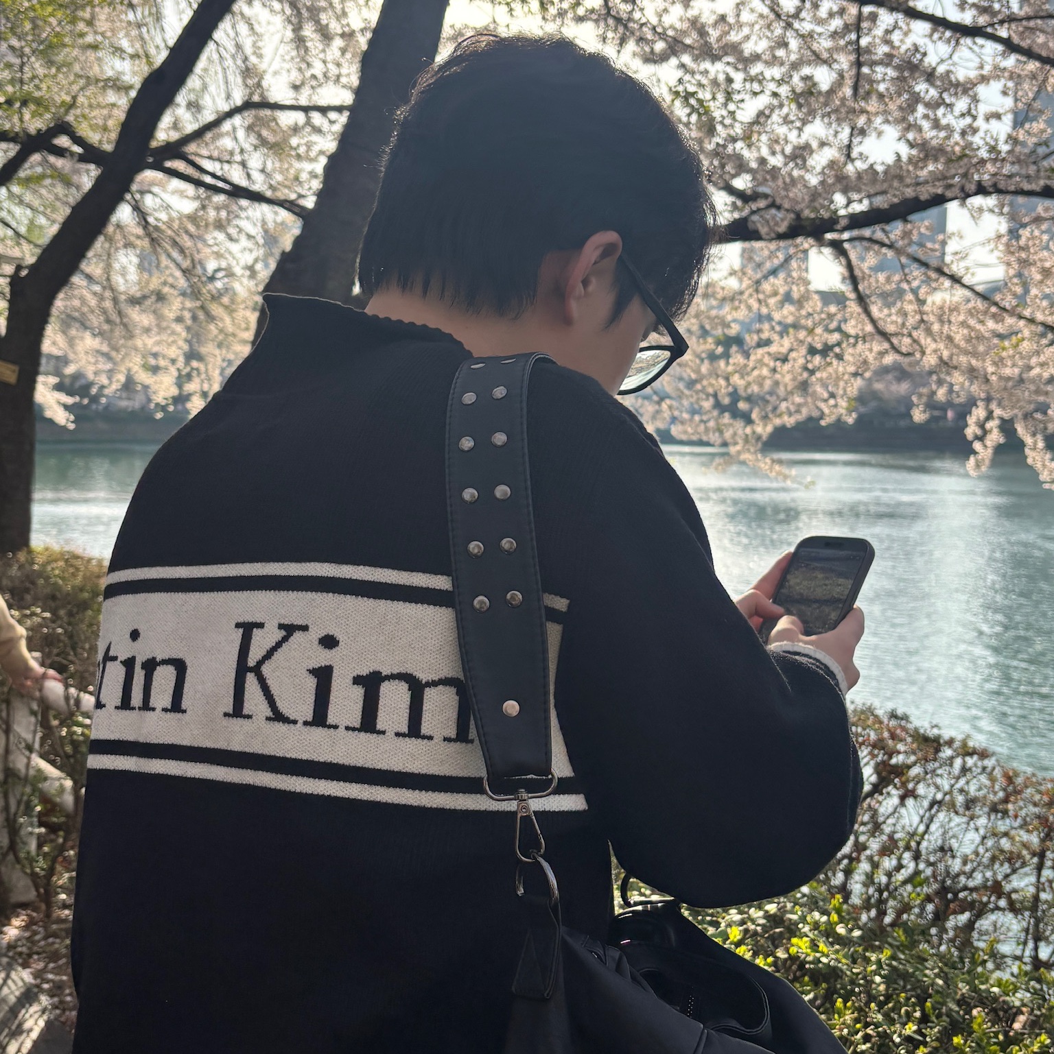 Matin Kim Spell Point Stripe Knit Cardigan Black 착용 스타일 - 1