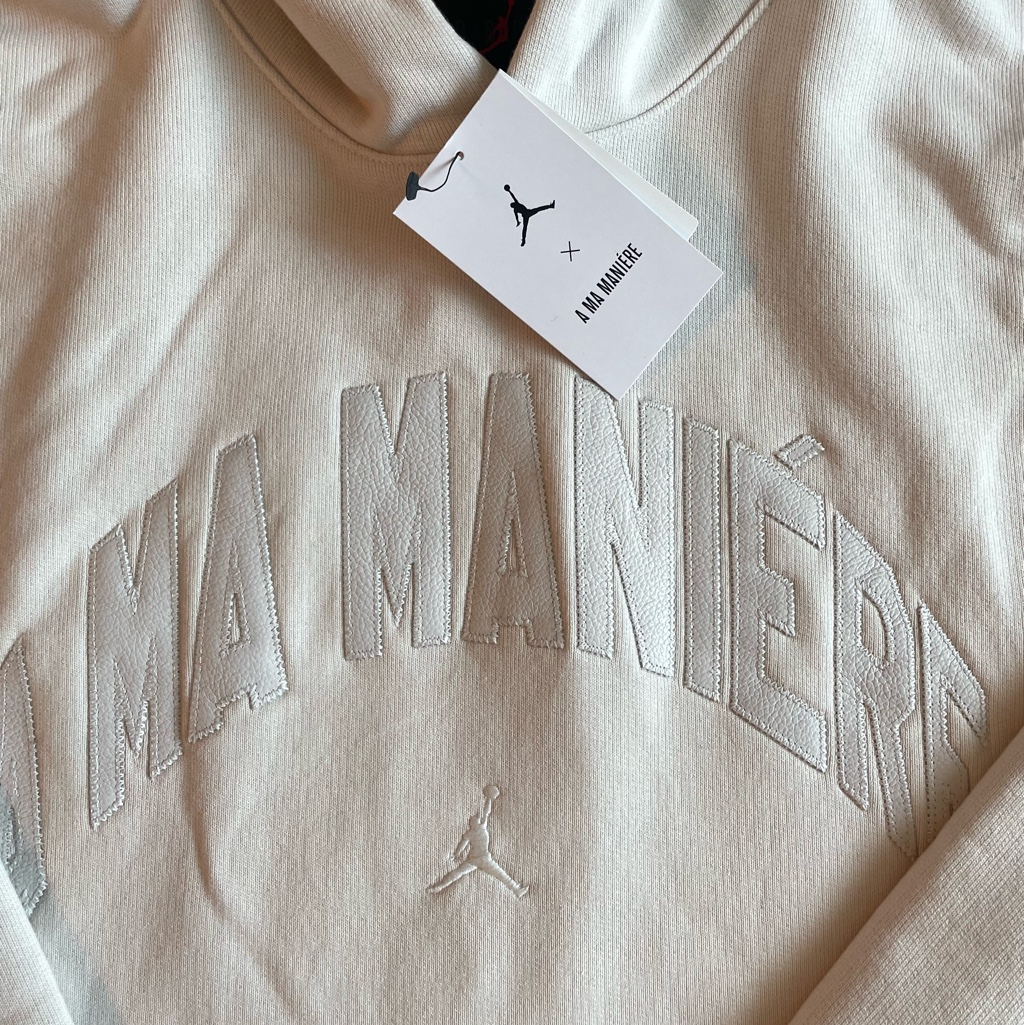 Jordan x A Ma Maniere Hoodie Phantom (HF0540-030) 착용 스타일 - 2