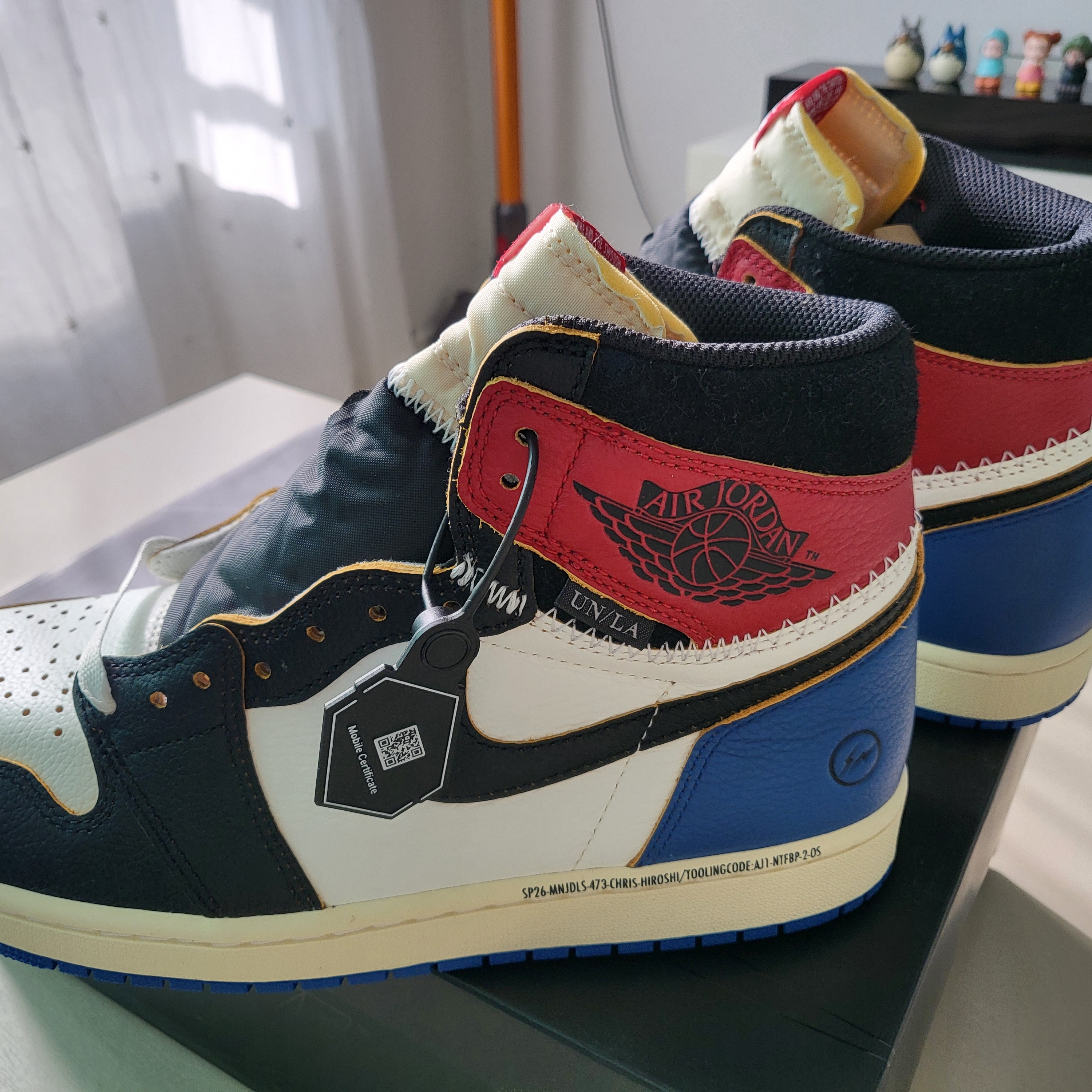 Jordan 1 x Fragment x Union LA Black and Varsity Red 착용 스타일 - 5