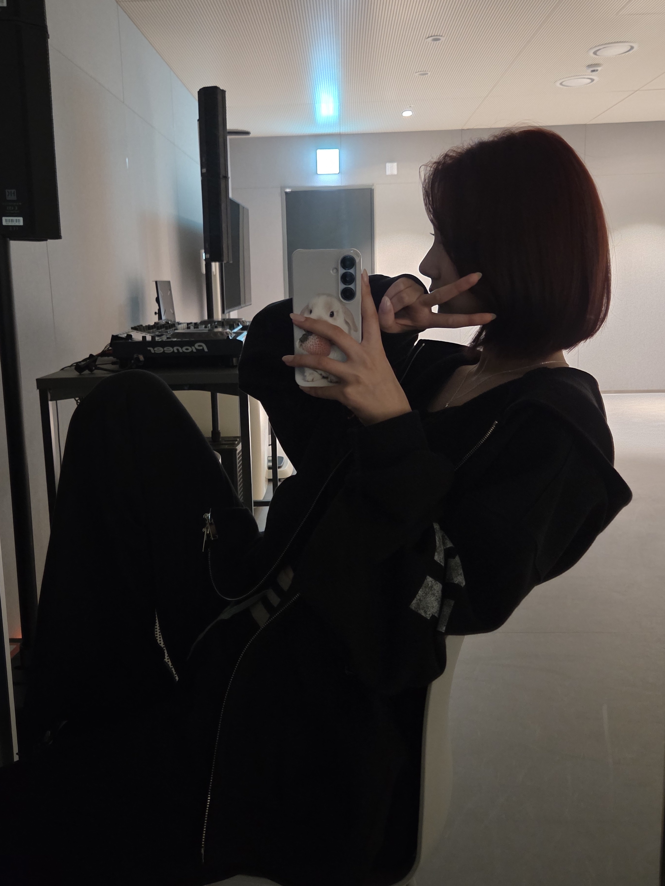 PACOSPLY Falling Angel Zip Up Hoodie Black 착용 스타일