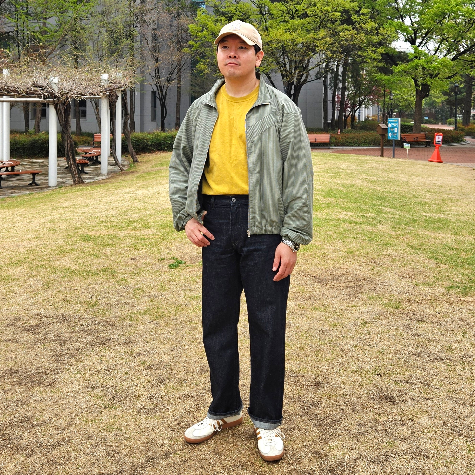 Adidas City Series Triest Cream White, Uniqlo x JW Anderson Selvedge Straight Jeans Navy 착용 스타일