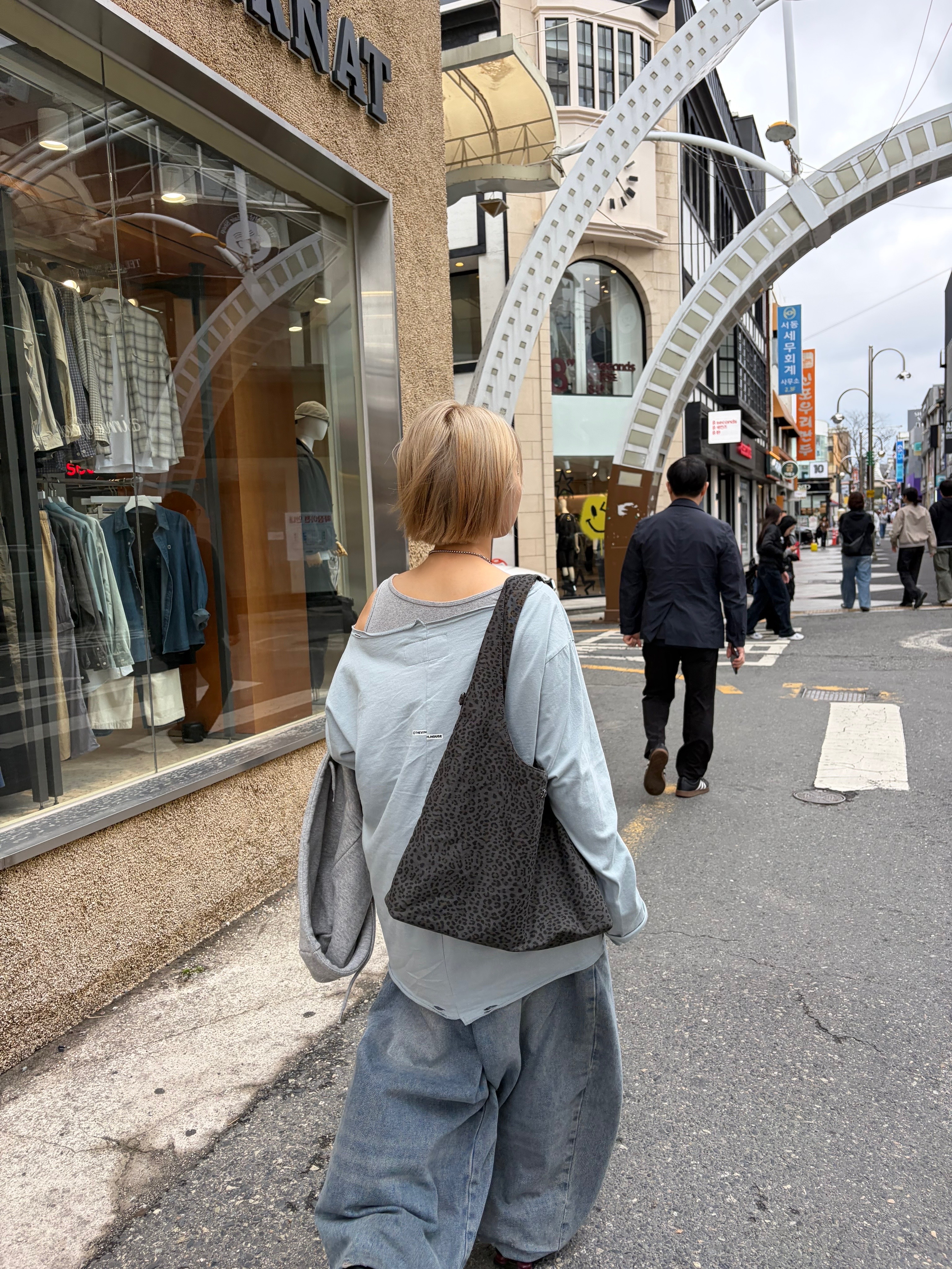 Thevinylhouse Raw Cut Over Ls Tee (W) Blue 착용 스타일 - 2