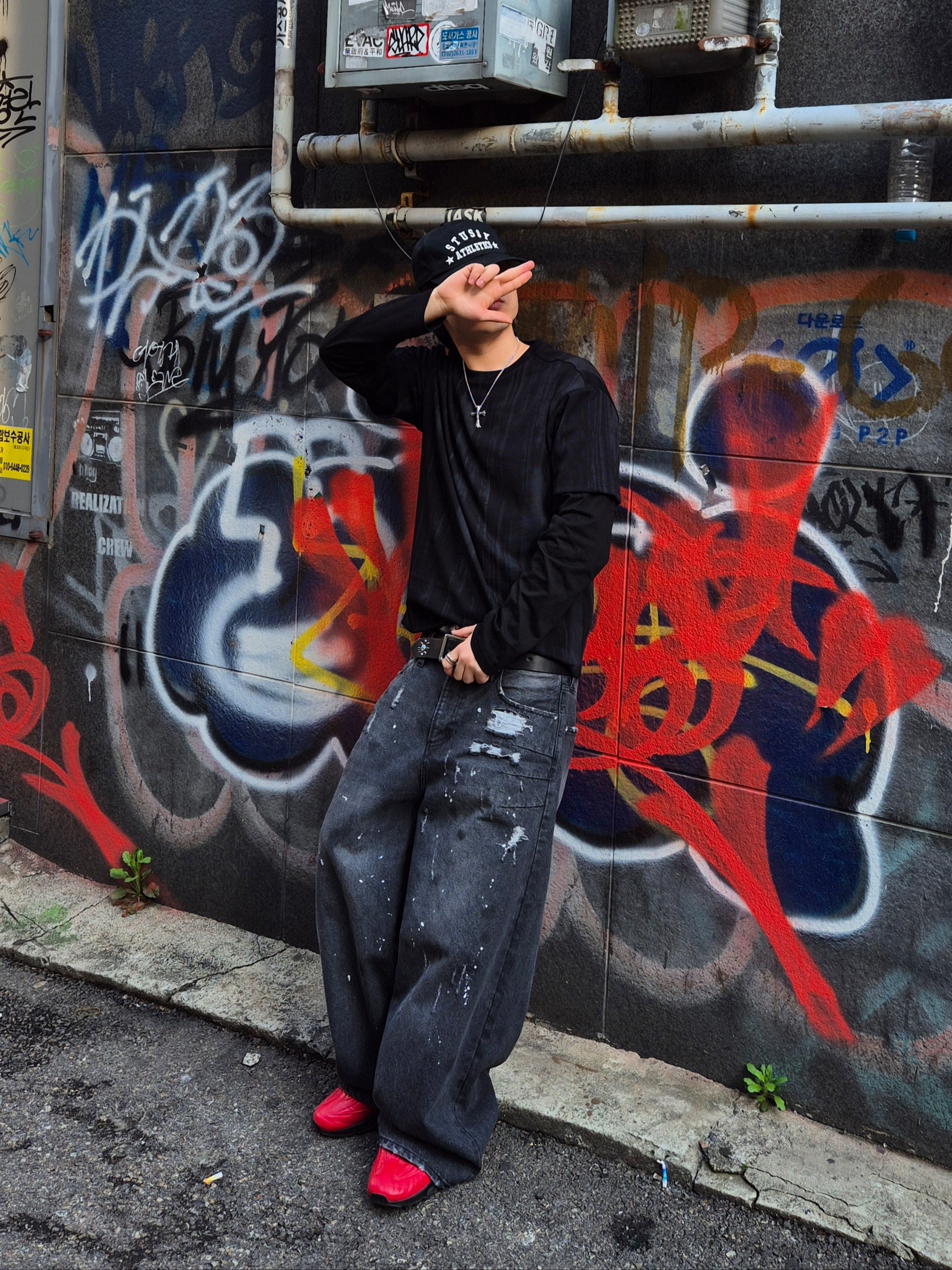 Nike x Supreme Air Max 95 Lux Red, Stussy Low Profile Athletics Strapback Black 착용 스타일 - 3