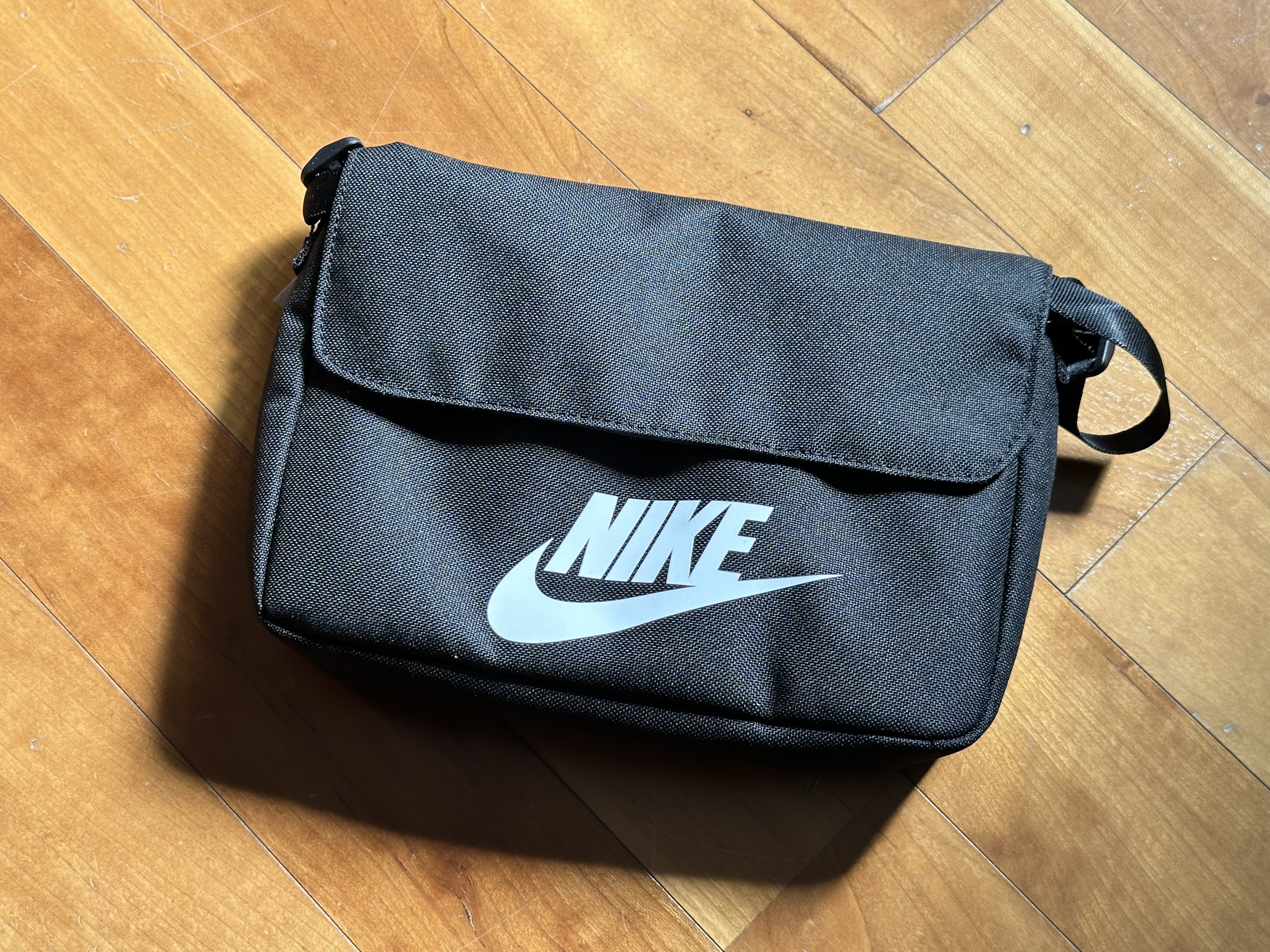Nike NSW Futura 365 Crossbody Bag 3L Black 착용 스타일