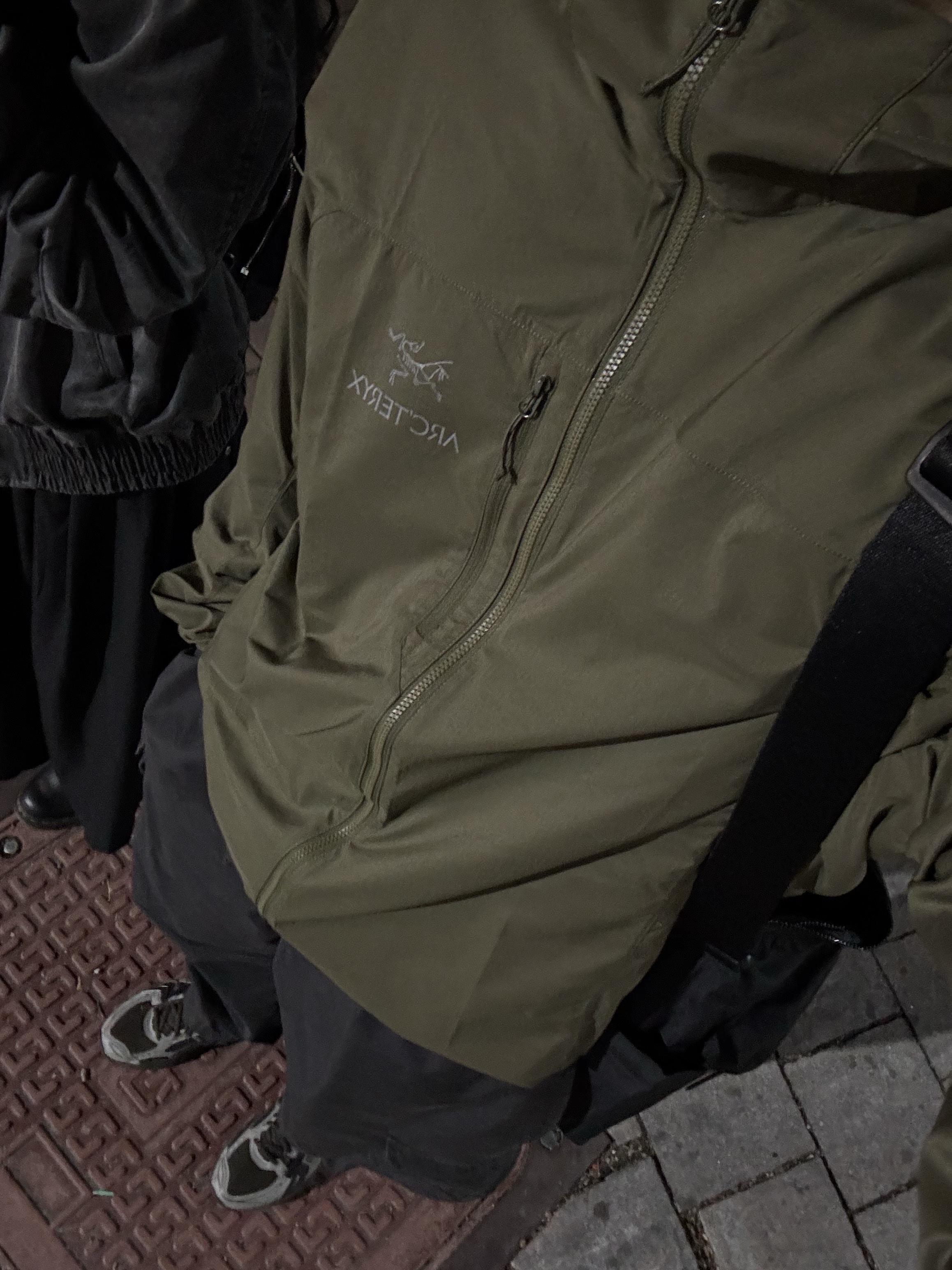 Arc'teryx Squamish Hoody Tatsu, Asics x Atmos x Undermycar Gel-Kayano 14 Pepper Black 착용 스타일