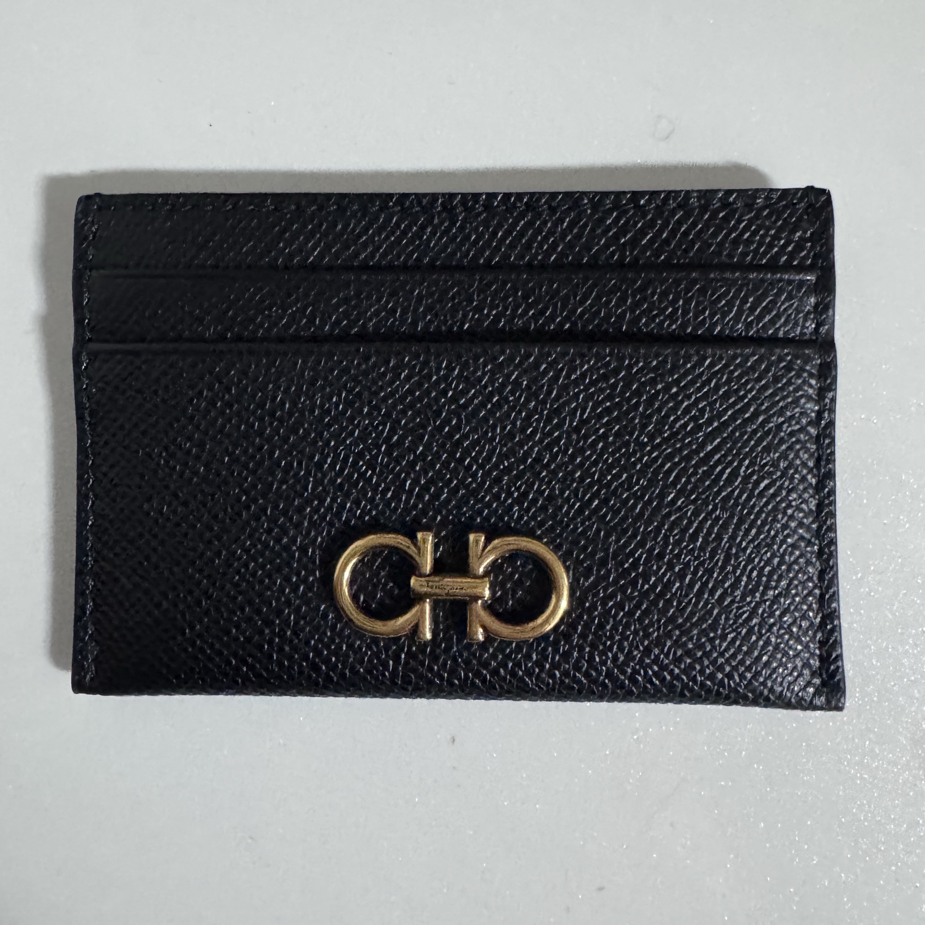 Ferragamo Gancini Credit Card Holder Black 착용 스타일