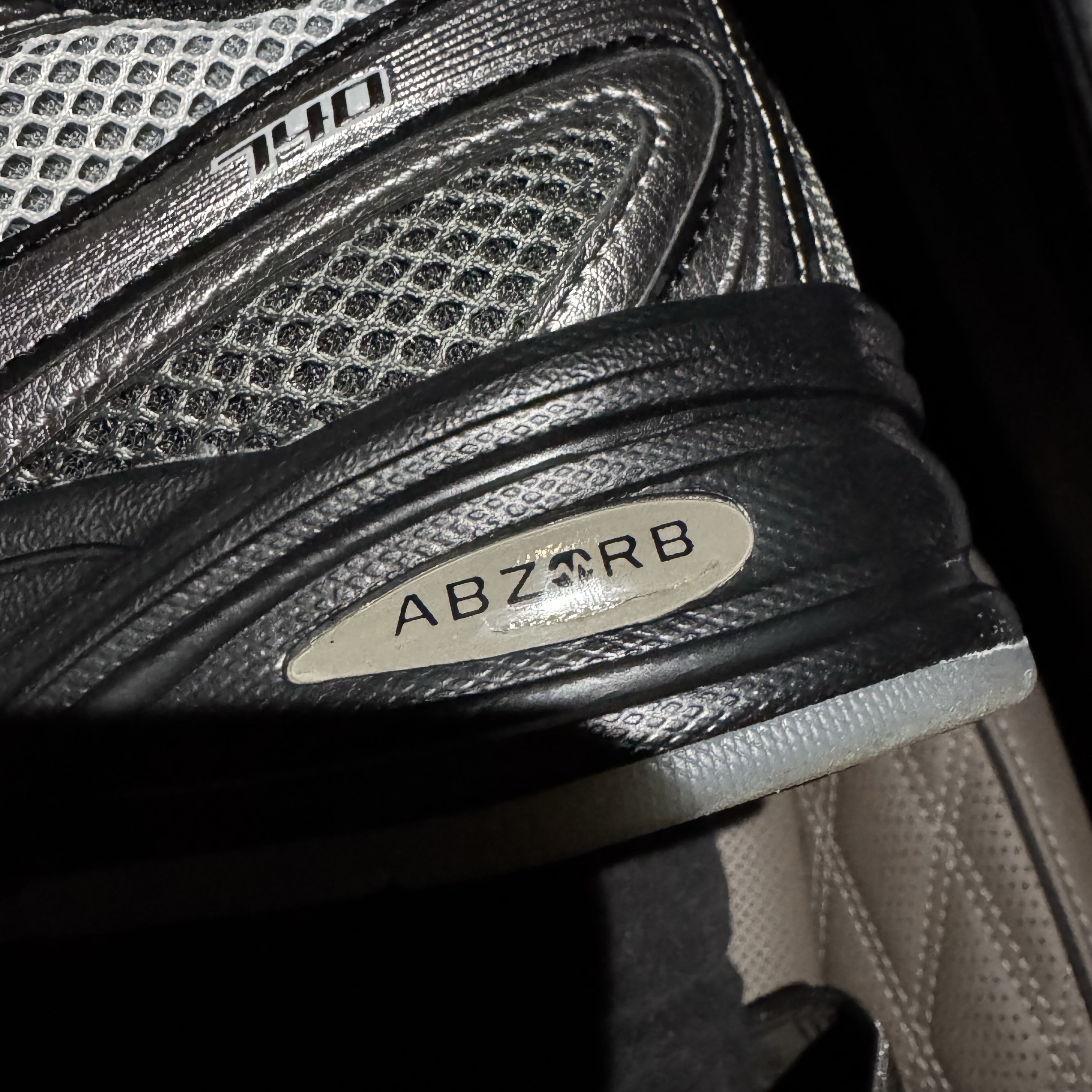 New Balance 740 Dark Silver Metallic 착용 스타일 - 1