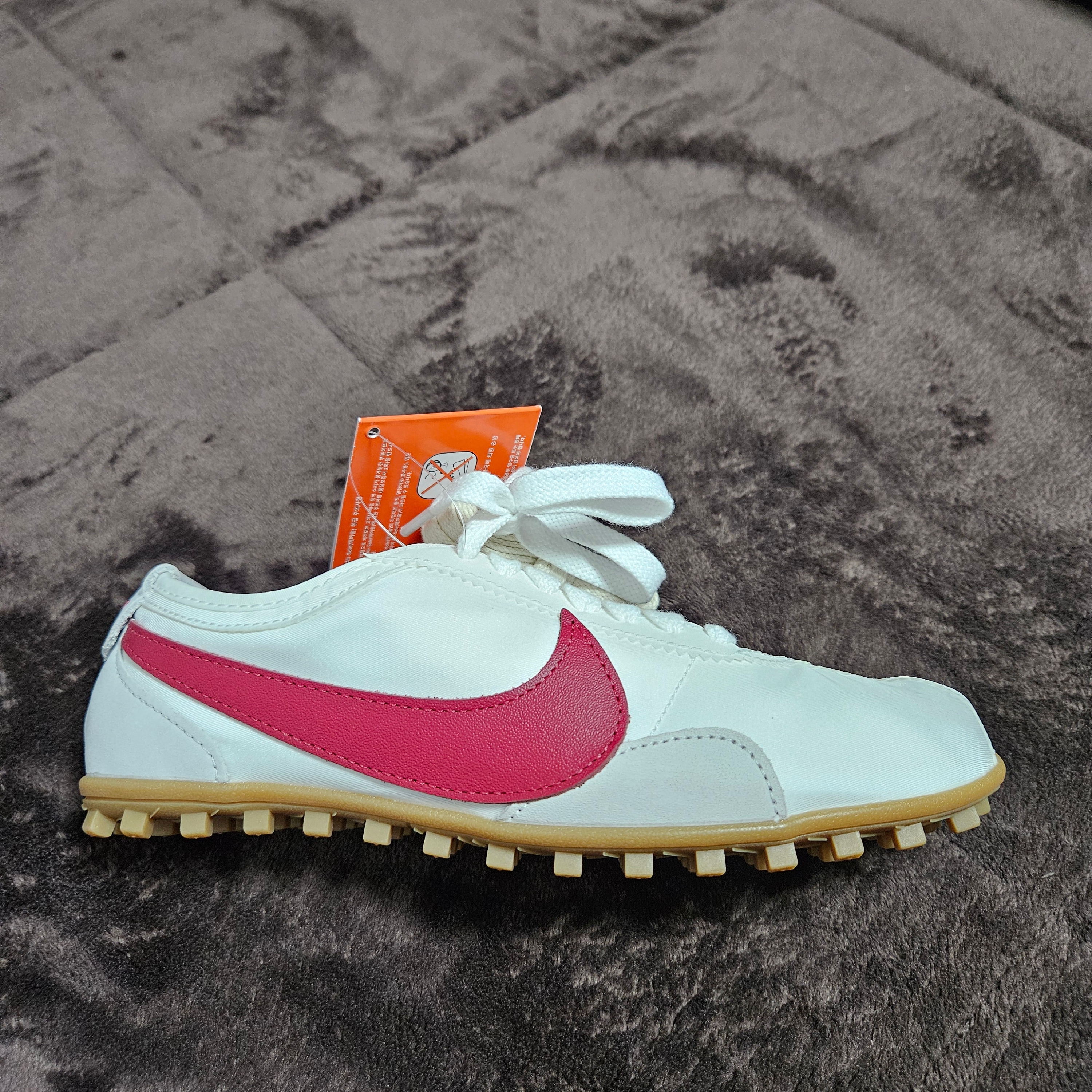 (W) Nike Moon Shoe Summit White Team Crimson 착용 스타일