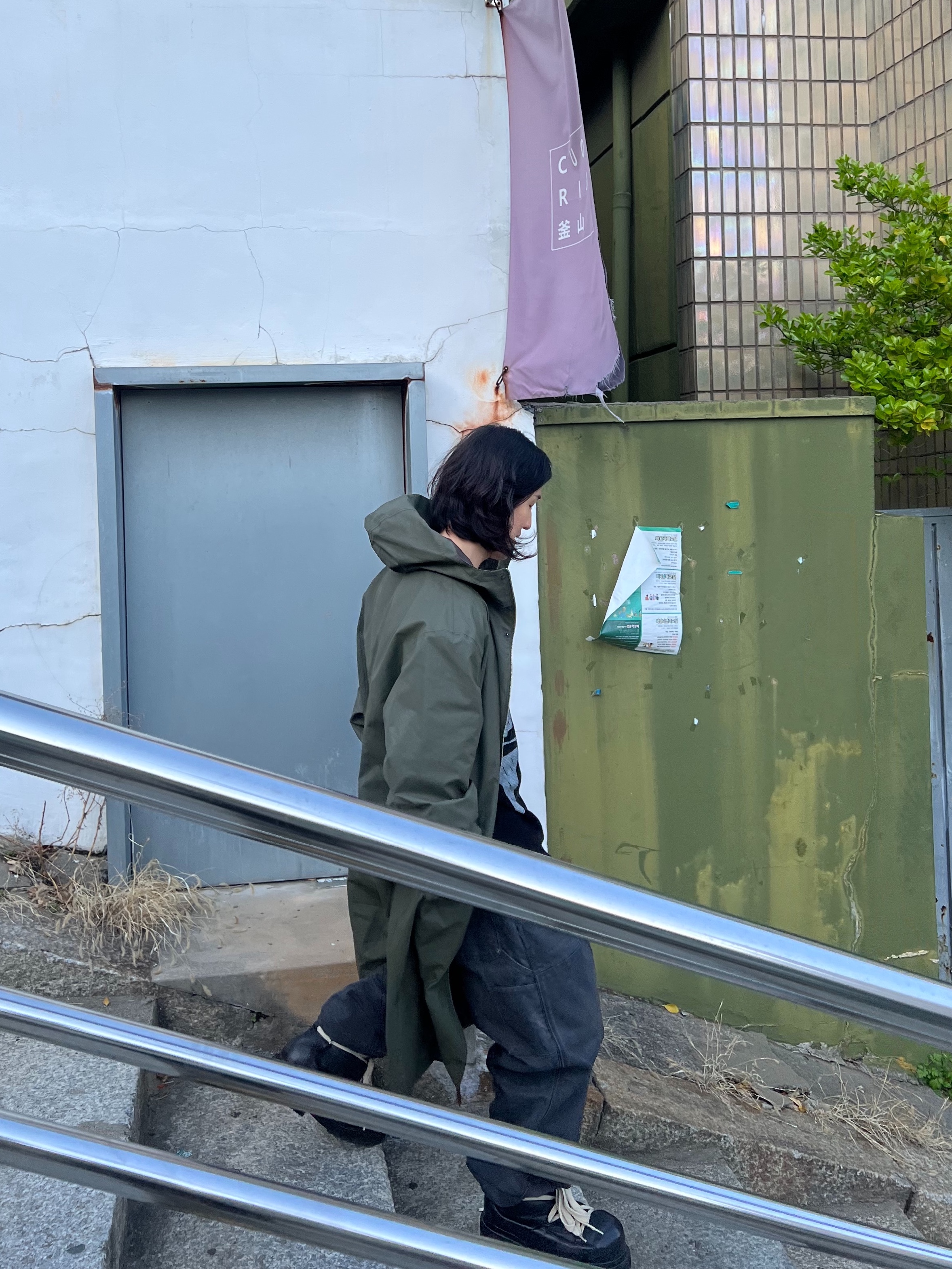 MJD Distressed Waffle Long Sleeve Black 착용 스타일 - 7