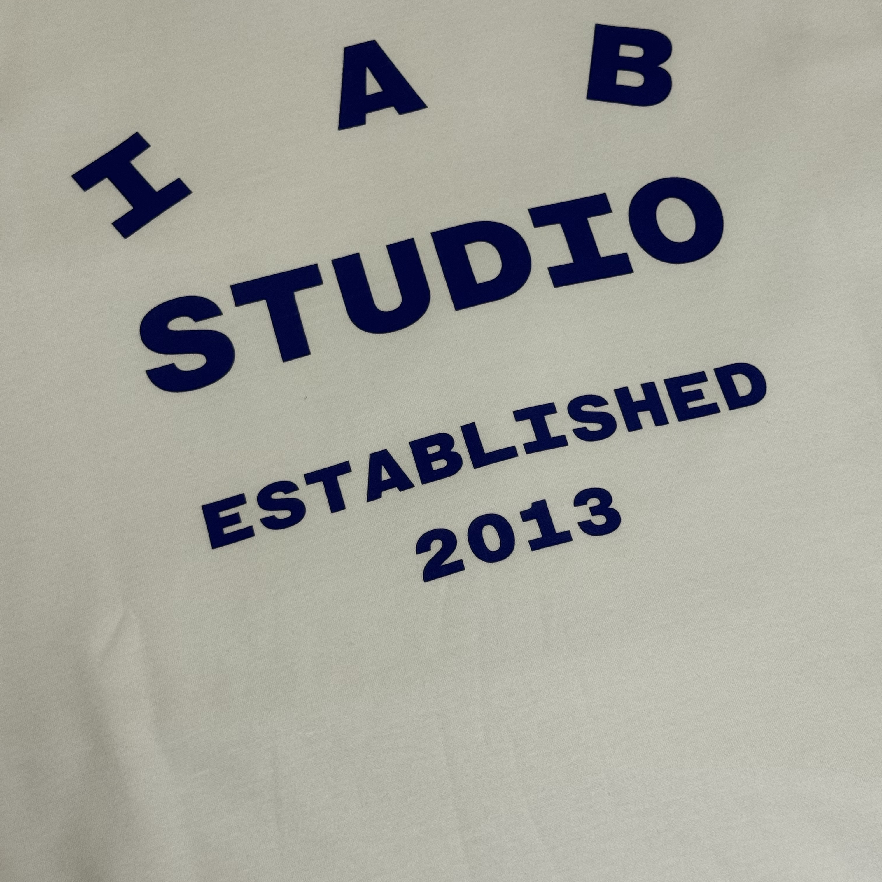 IAB Studio 26 IAB T-Shirt White Navy 착용 스타일 - 1