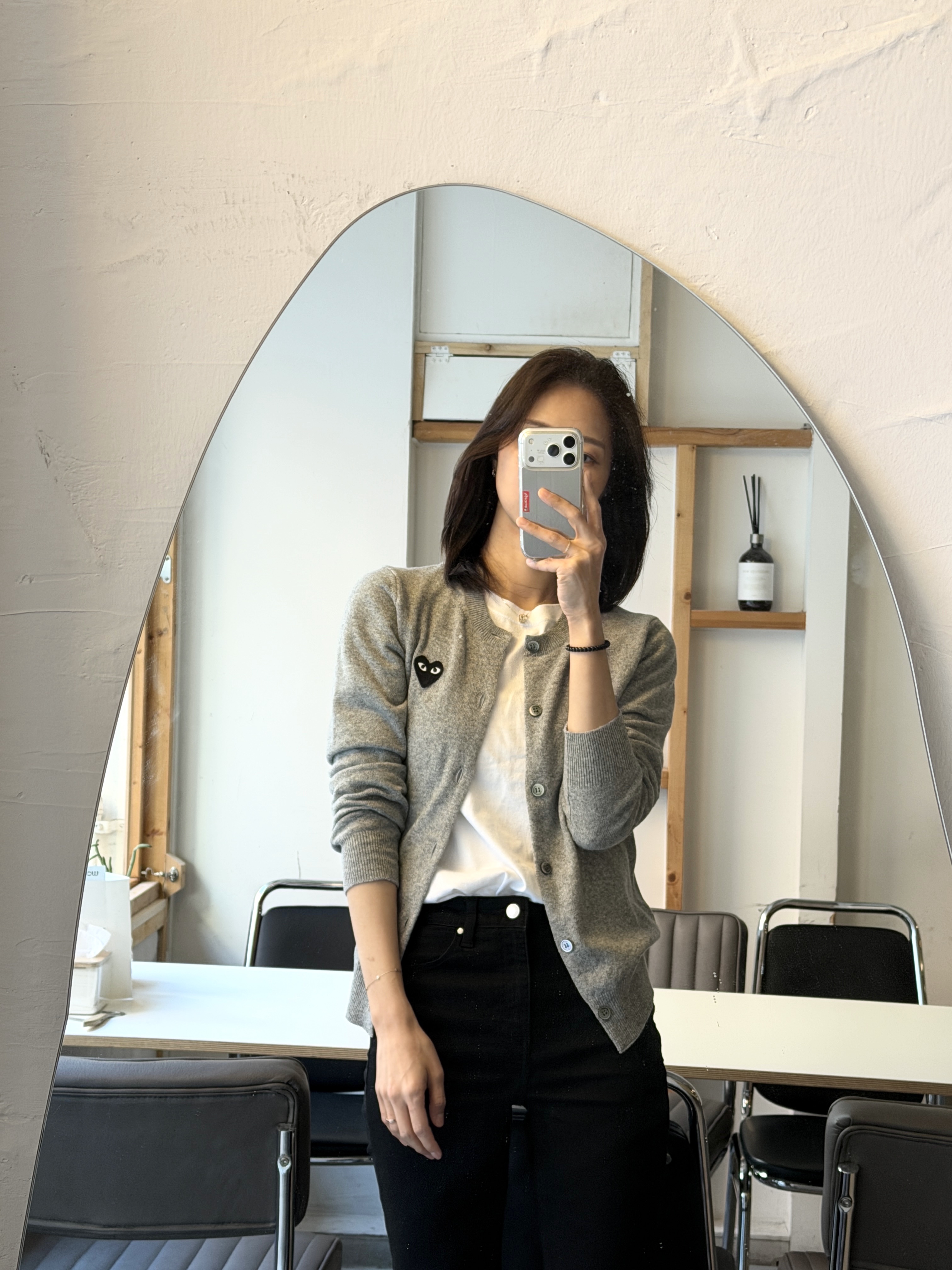 Play Comme des Garcons Black Heart Knit Cardigan Grey 착용 스타일