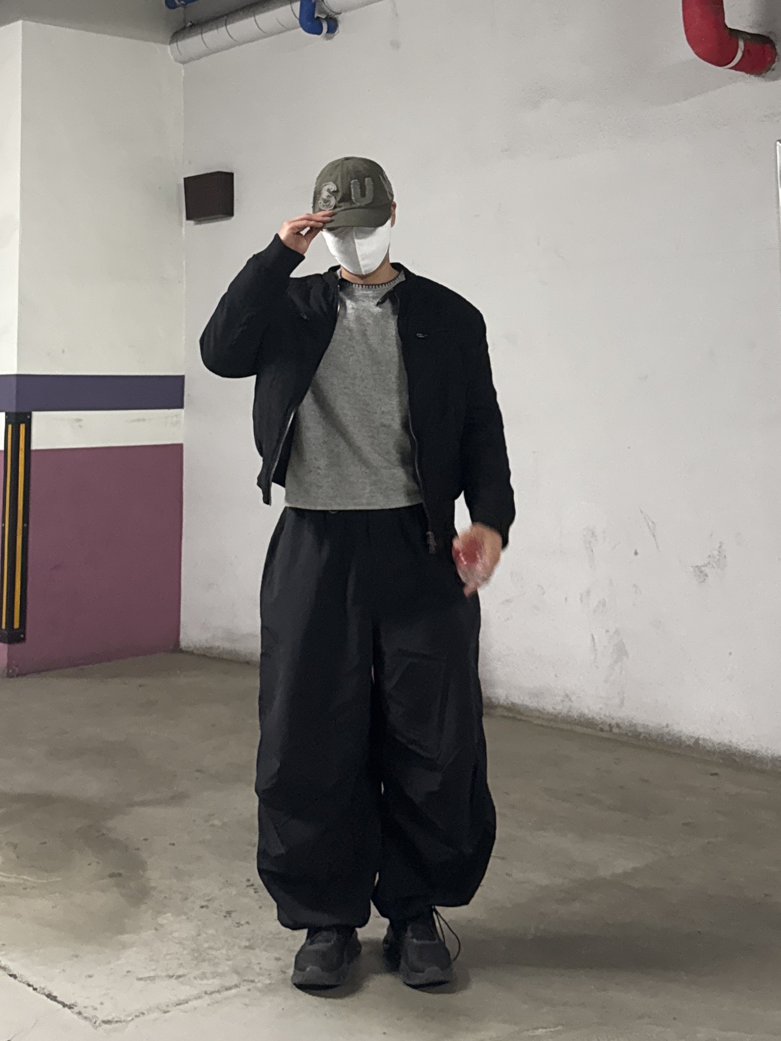 Sunlove Capital Cap Charcoal, On Running Cloudmonster Void Black 착용 스타일 - 1