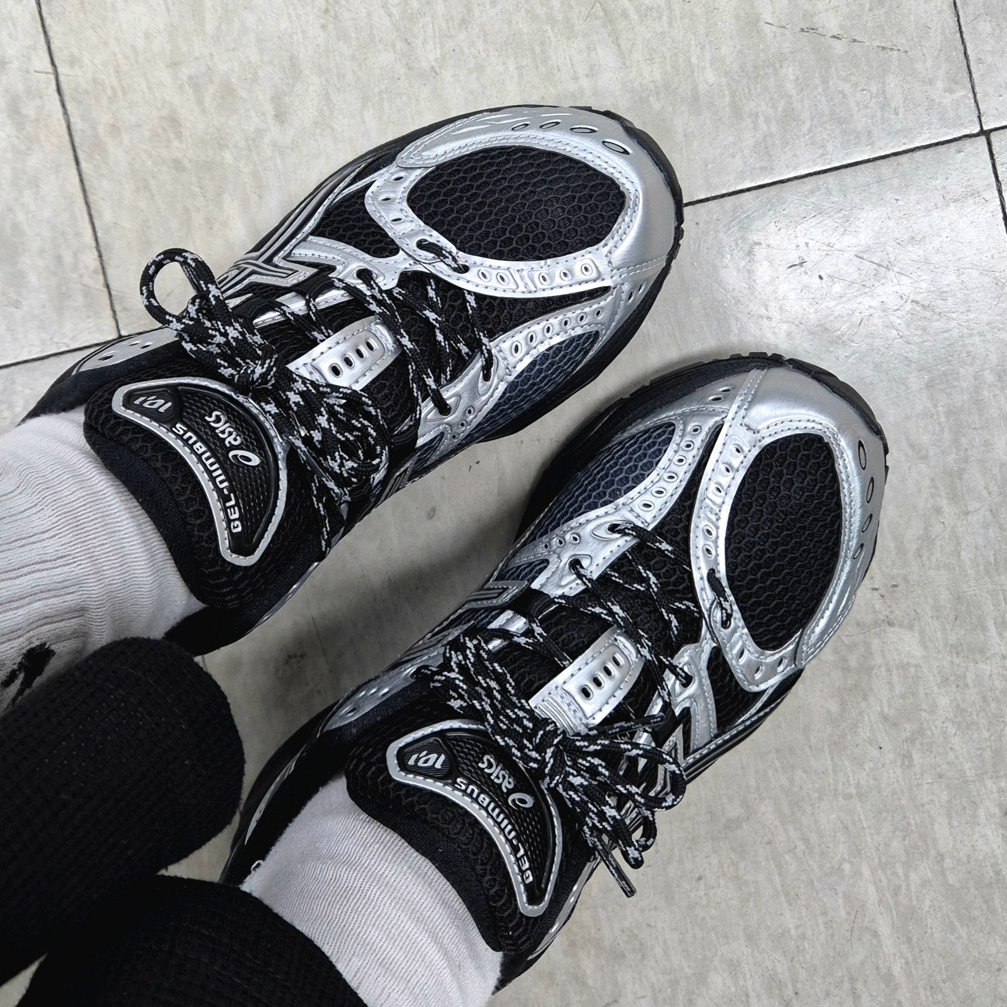 Asics Gel-Nimbus 10.1 Black Pure Silver - Korea Exclusive 착용 스타일 - 1