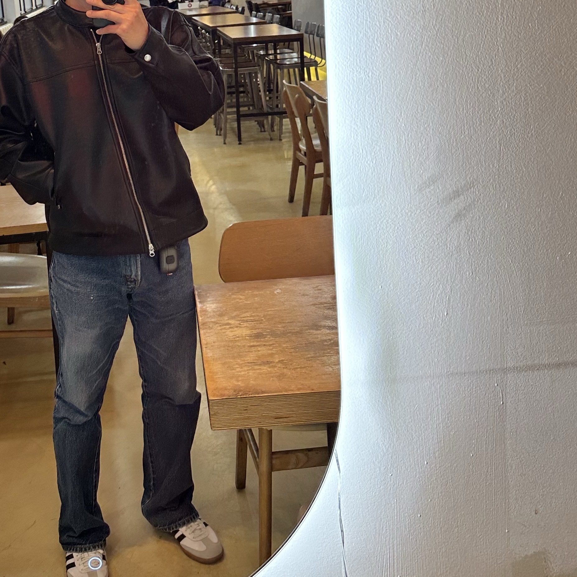 Skinarma AirPods Pro 3 Meca LE Smoke 착용 스타일
