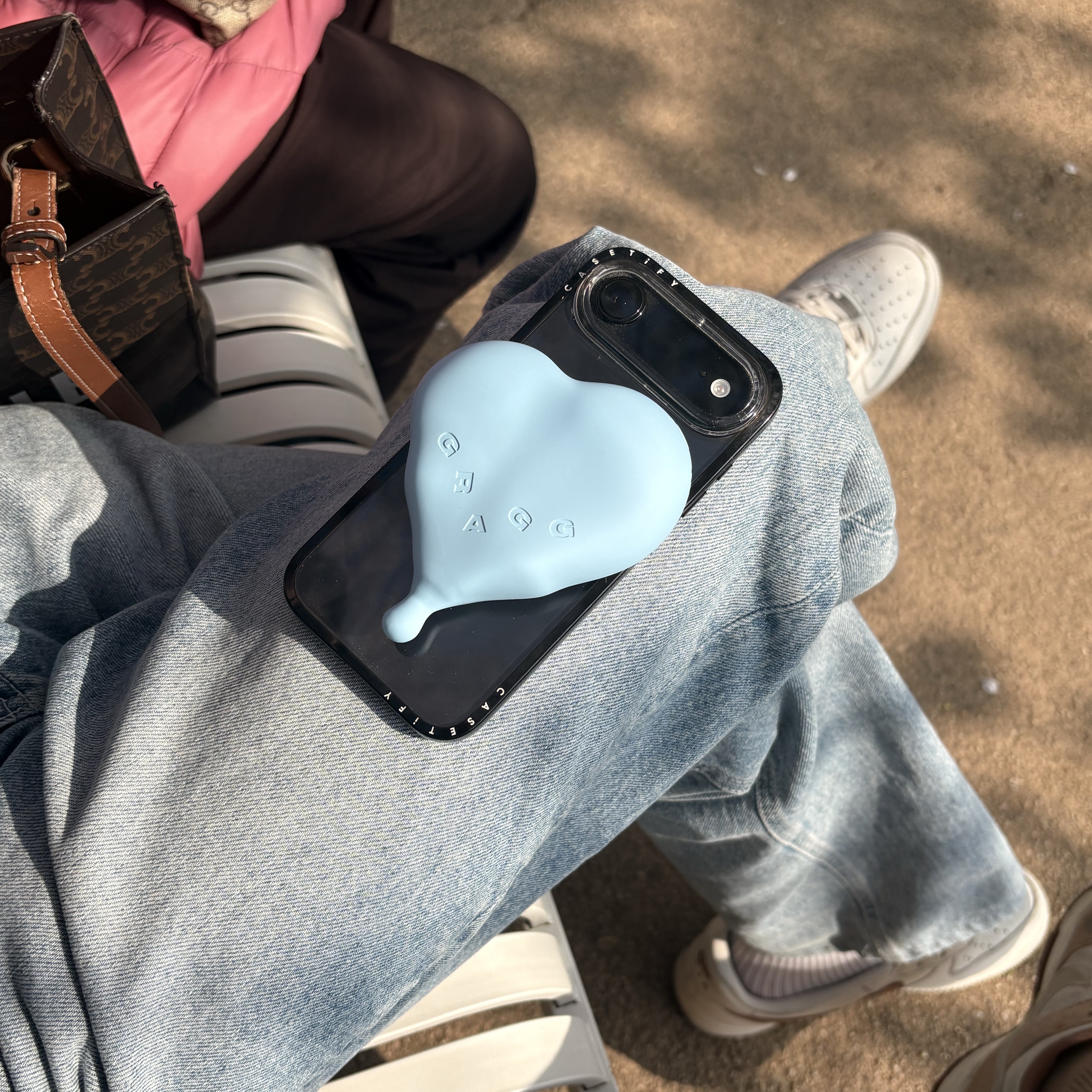 GRAGG MAGSAFE FLOW HEART BATTERY SKY BLUE 착용 스타일