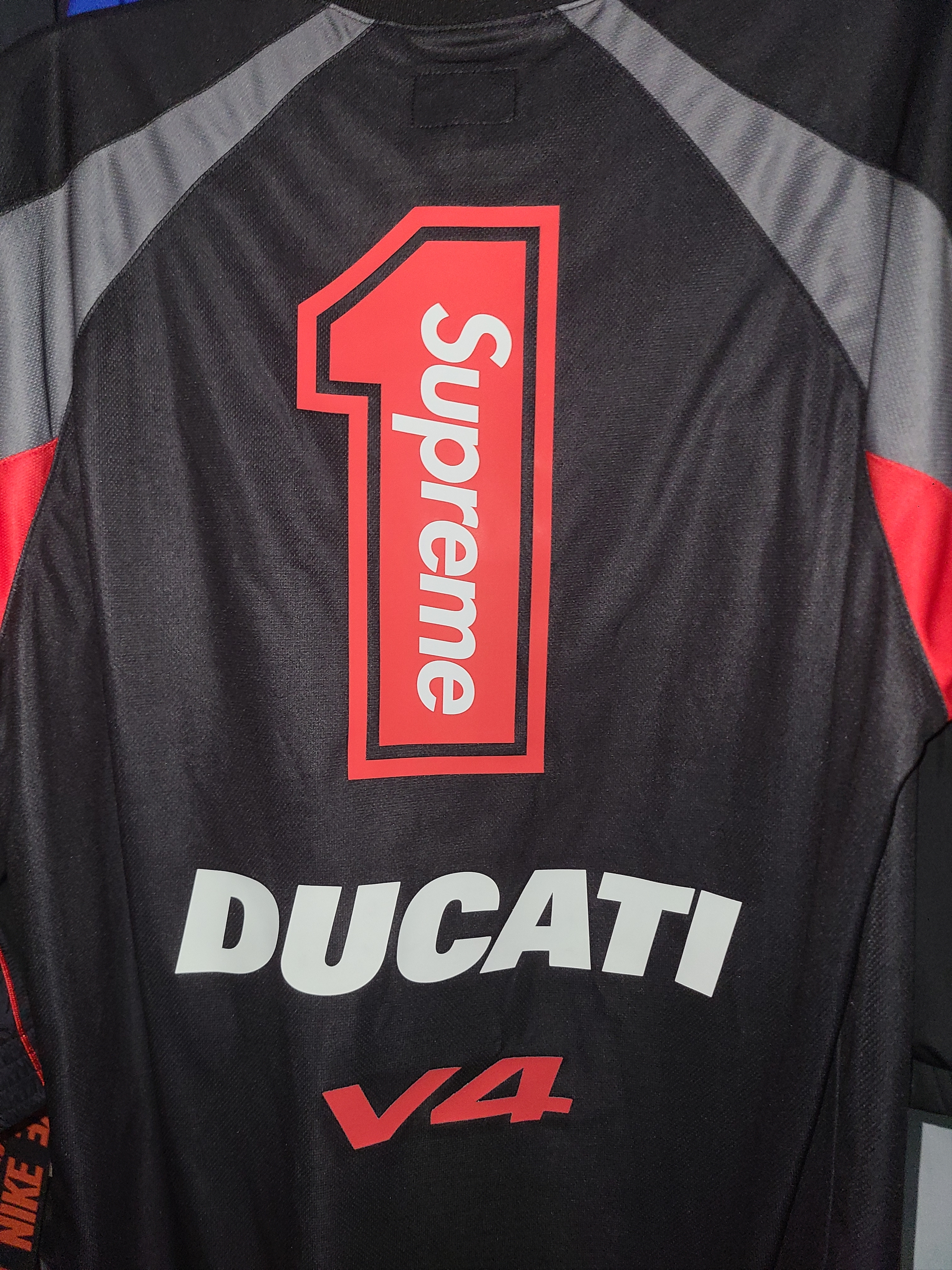Supreme x Ducati Soccer Jersey Black - 24SS 착용 스타일