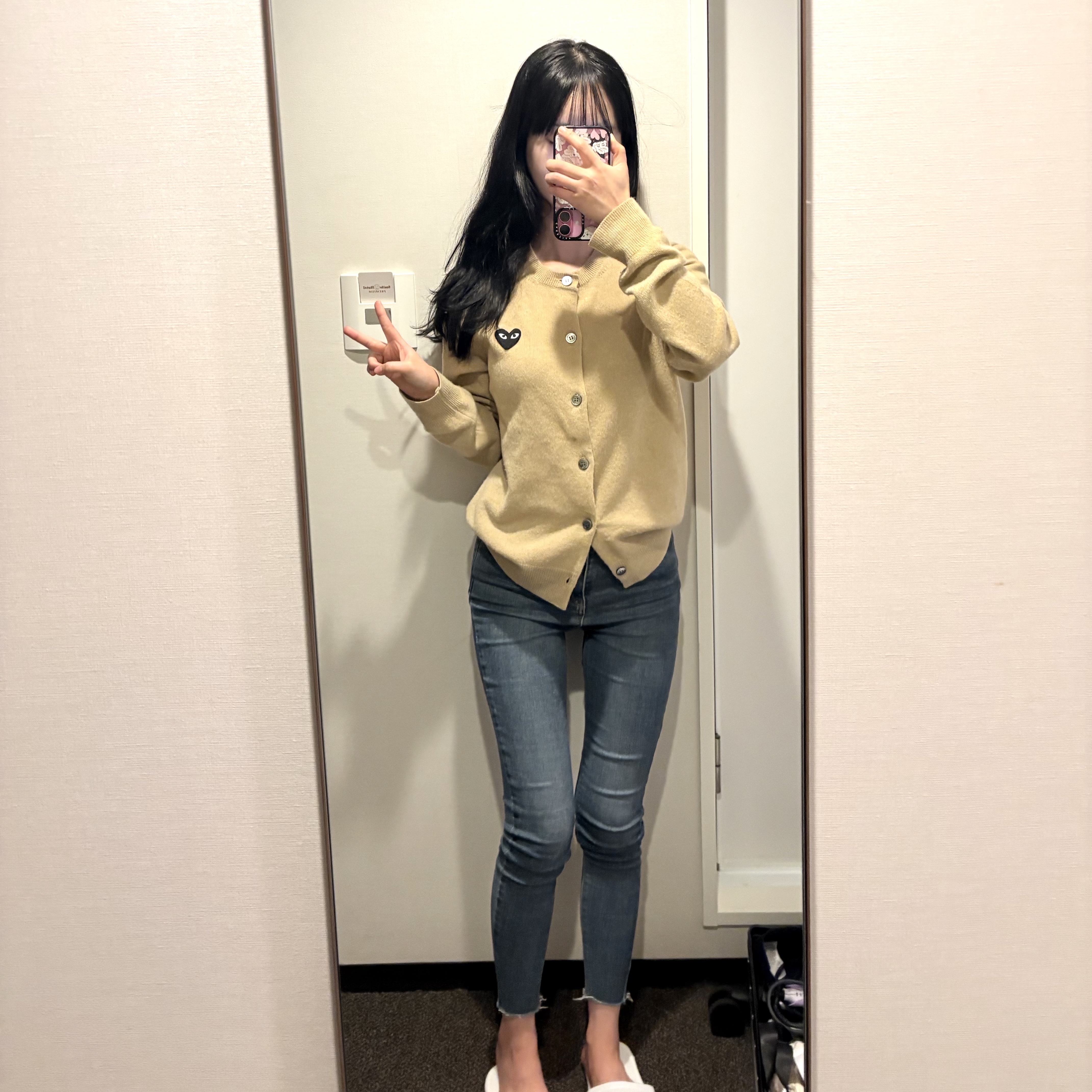 Play Comme des Garcons Black Heart Knit Cardigan Beige 착용 스타일