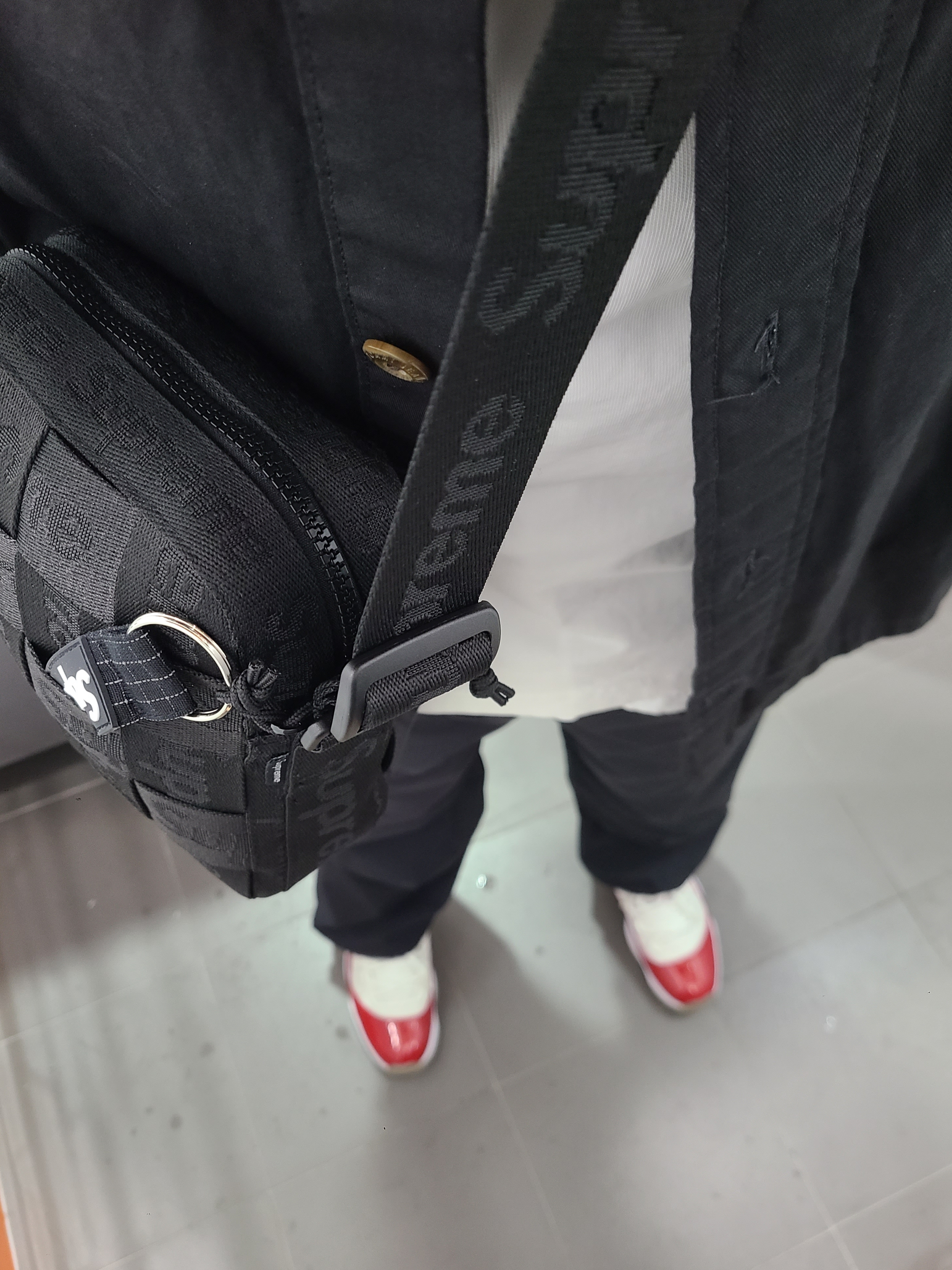 Supreme Woven Shoulder Bag Black - 24SS, Supreme Ripstop Keychain Black - 24SS 착용 스타일 - 1
