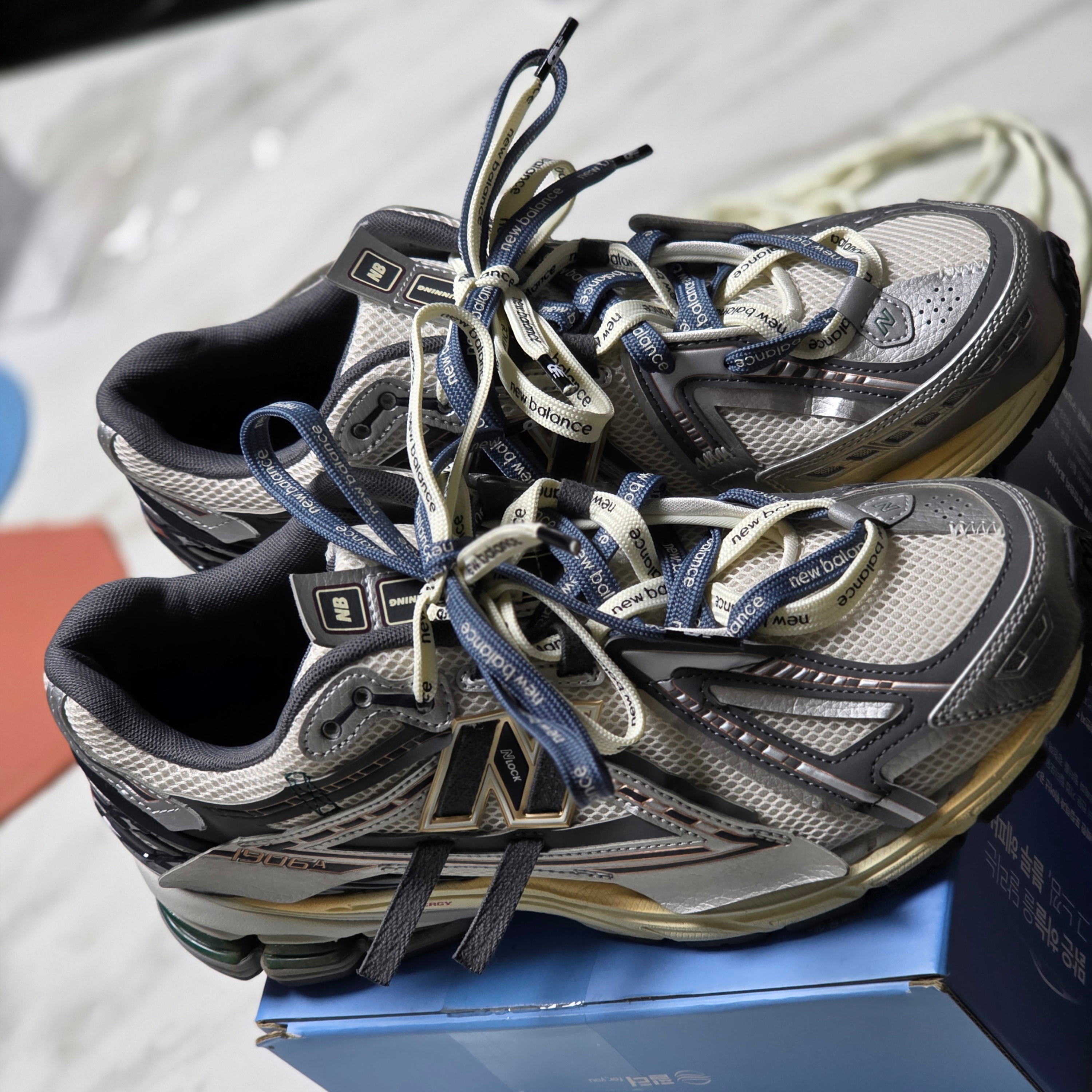 New Balance 1906A Silver Metallic Castlerock 착용 스타일 - 2