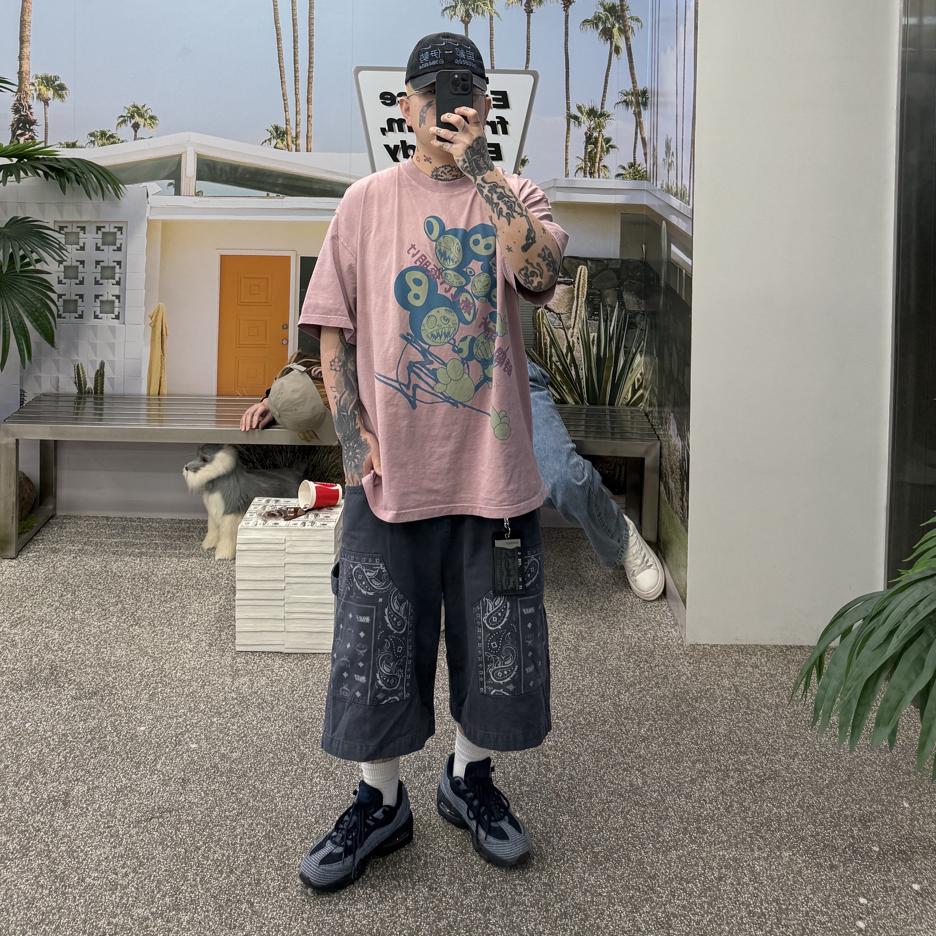 Travis Scott Cactus Jack x Fragment x Nike Houston To Ise Mie Hat Black, Travis Scott Cactus Jack x Fragment x Murakami Takashi The Down T-Shirt Pink 착용 스타일 - 3