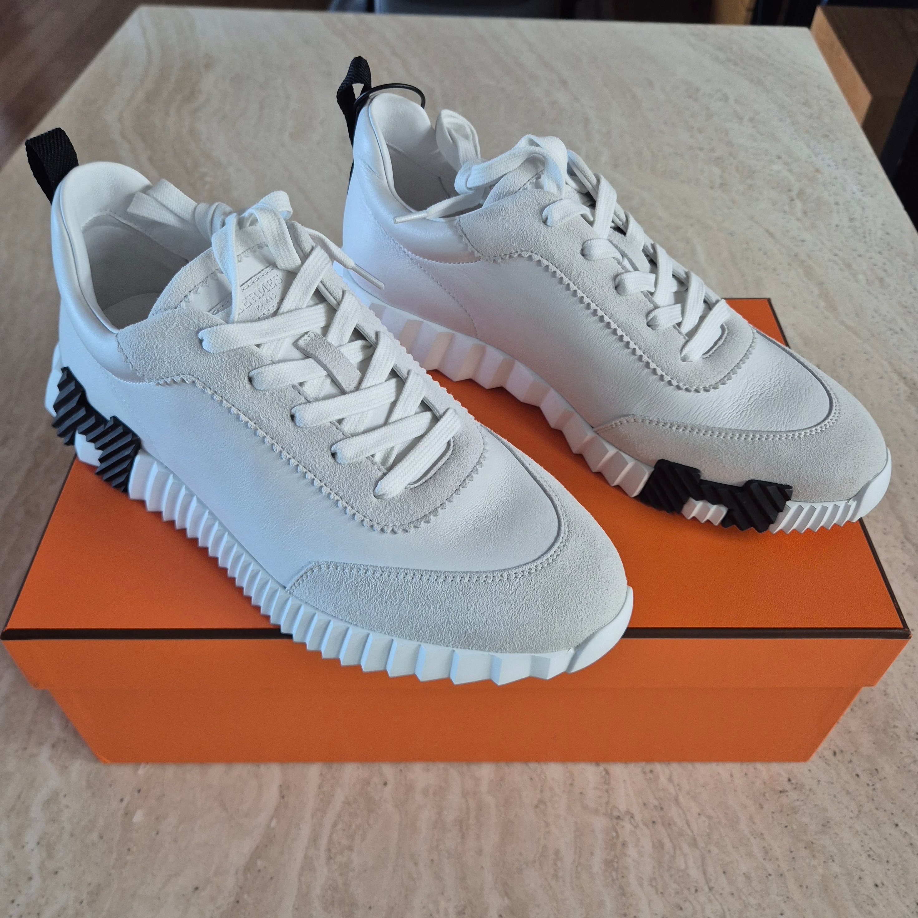 Hermes Bouncing Sneakers Calfskin Suede Goatskin & Blanc 착용 스타일
