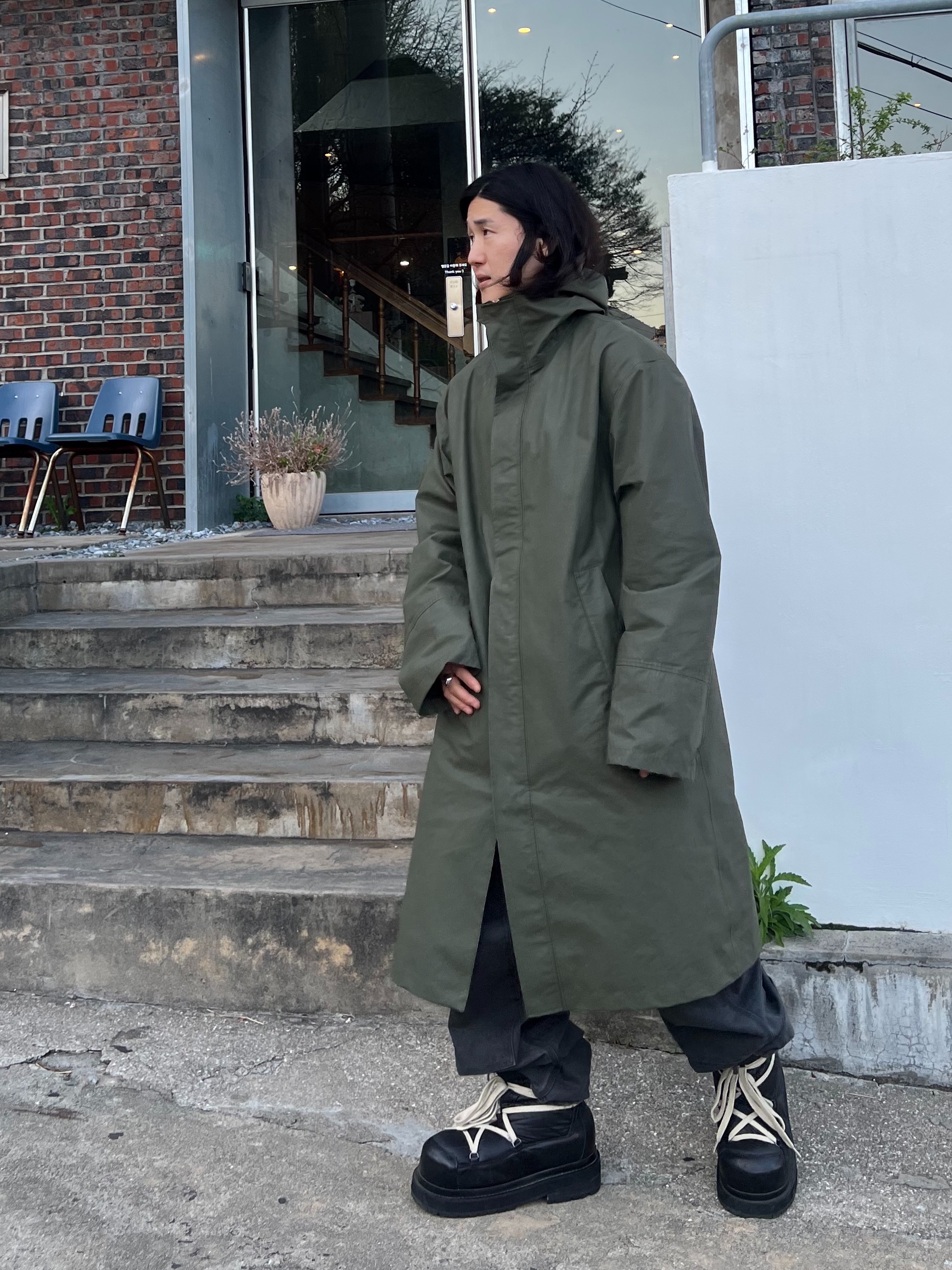 MJD Distressed Waffle Long Sleeve Black 착용 스타일 - 5