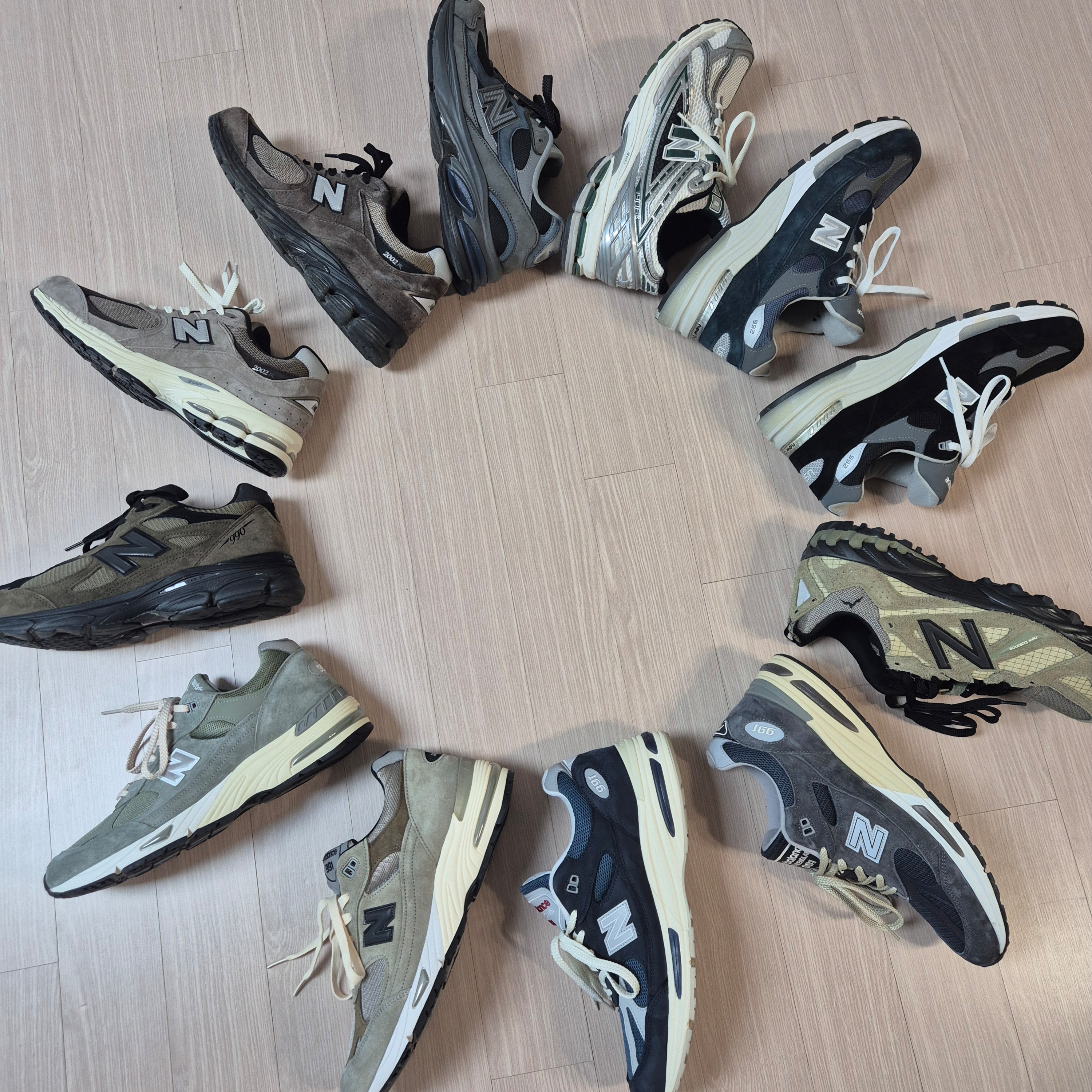 New Balance 992 Made in USA Core Black Grey, New Balance 992 Made in USA Core Navy 착용 스타일 - 1