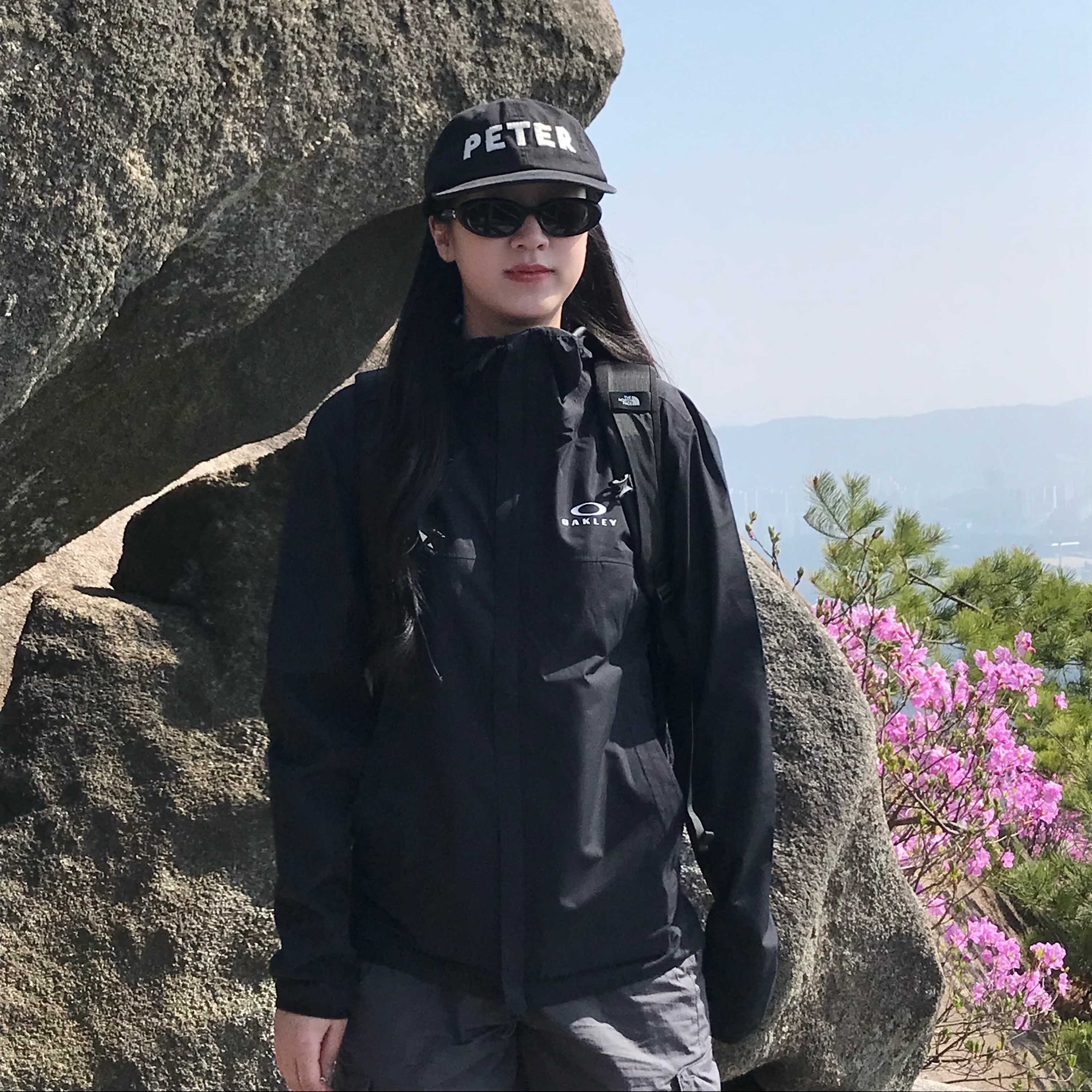 Oakley Elements Shell Jacket 2.0 Blackout 착용 스타일 - 1