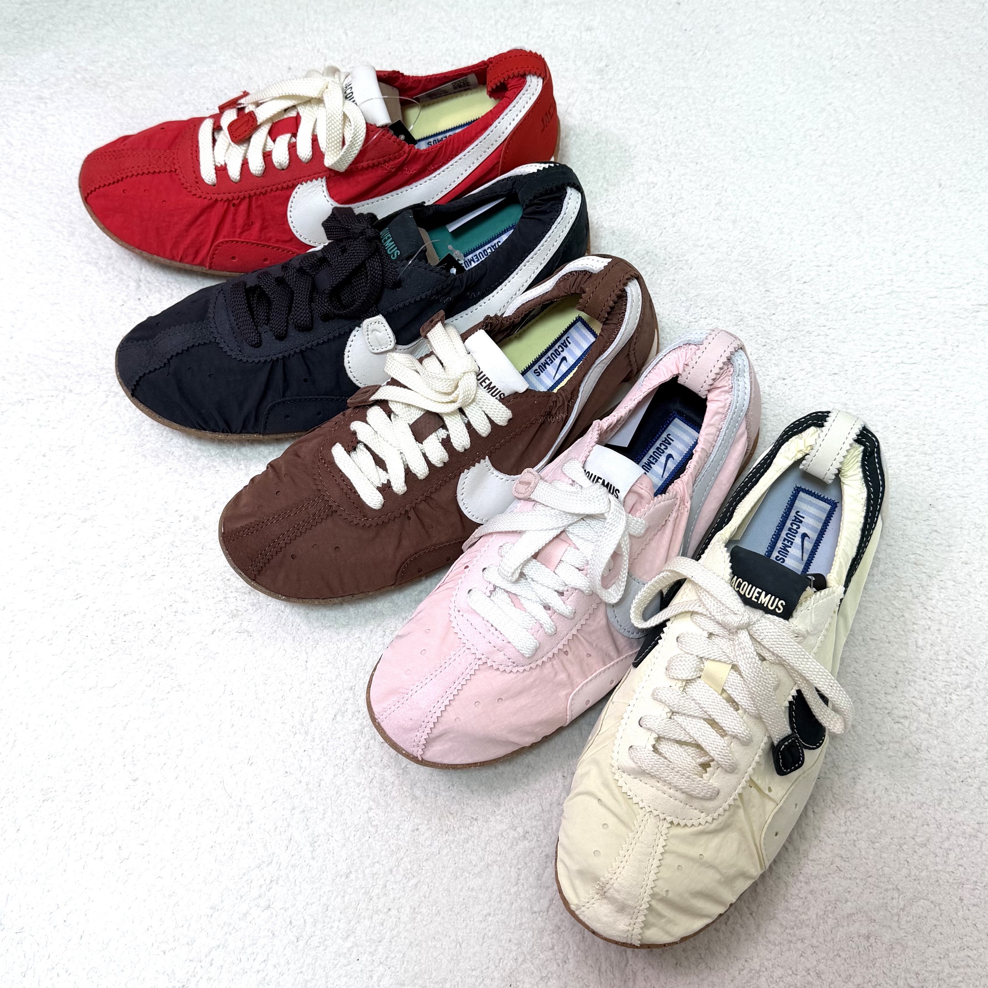 Nike x Jacquemus Moon Shoe SP University Red and Bicycle Yellow, Nike x Jacquemus Moon Shoe SP Alabaster Off Noir 착용 스타일 - 1