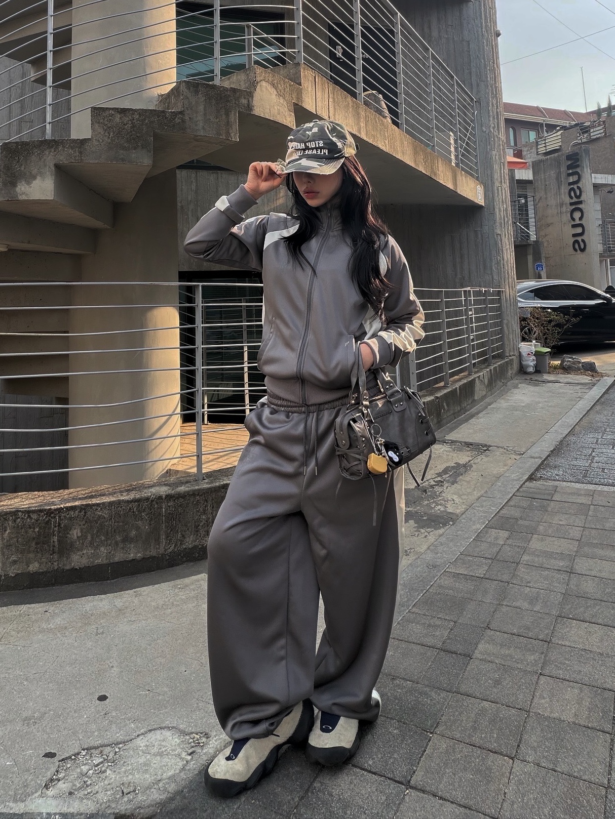 Oakley Factory Team x Brain Dead Hairy Suede Flesh Sand Blue 착용 스타일 - 1