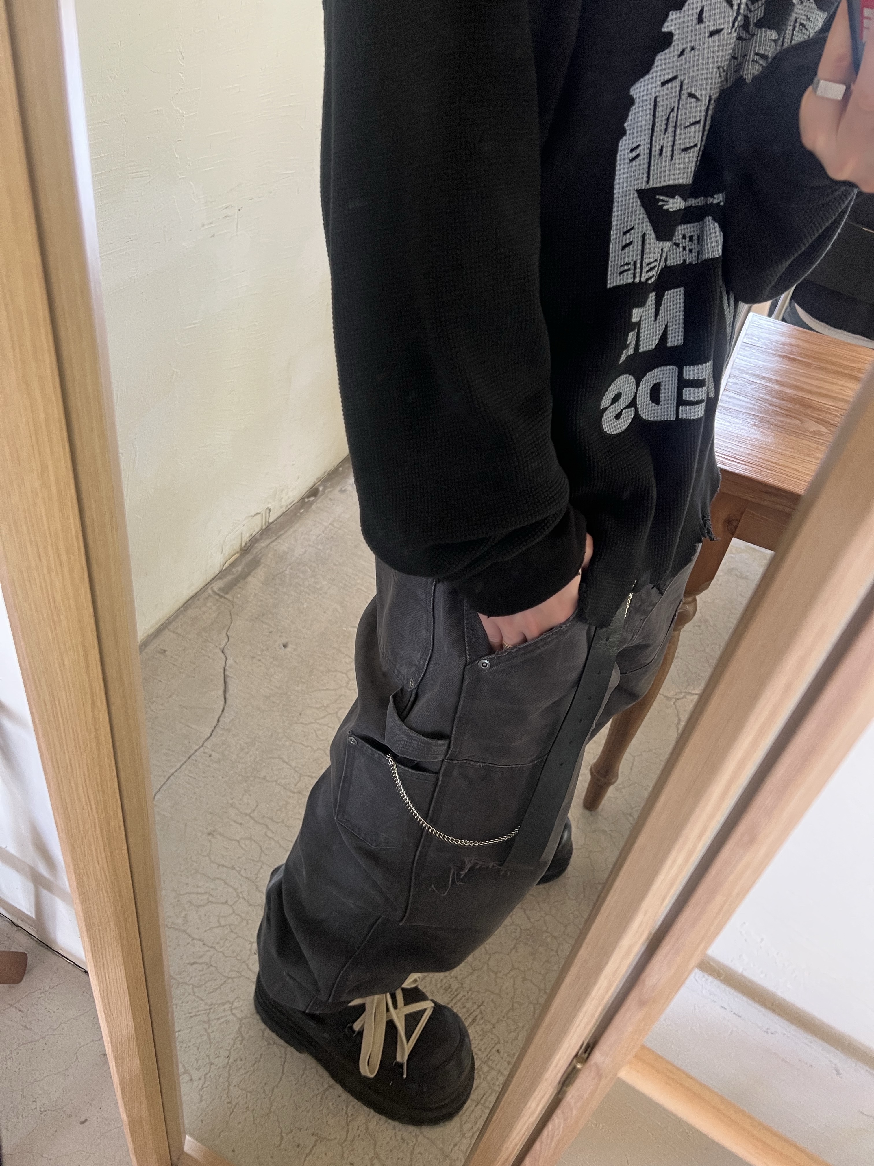 MJD Distressed Waffle Long Sleeve Black 착용 스타일 - 3