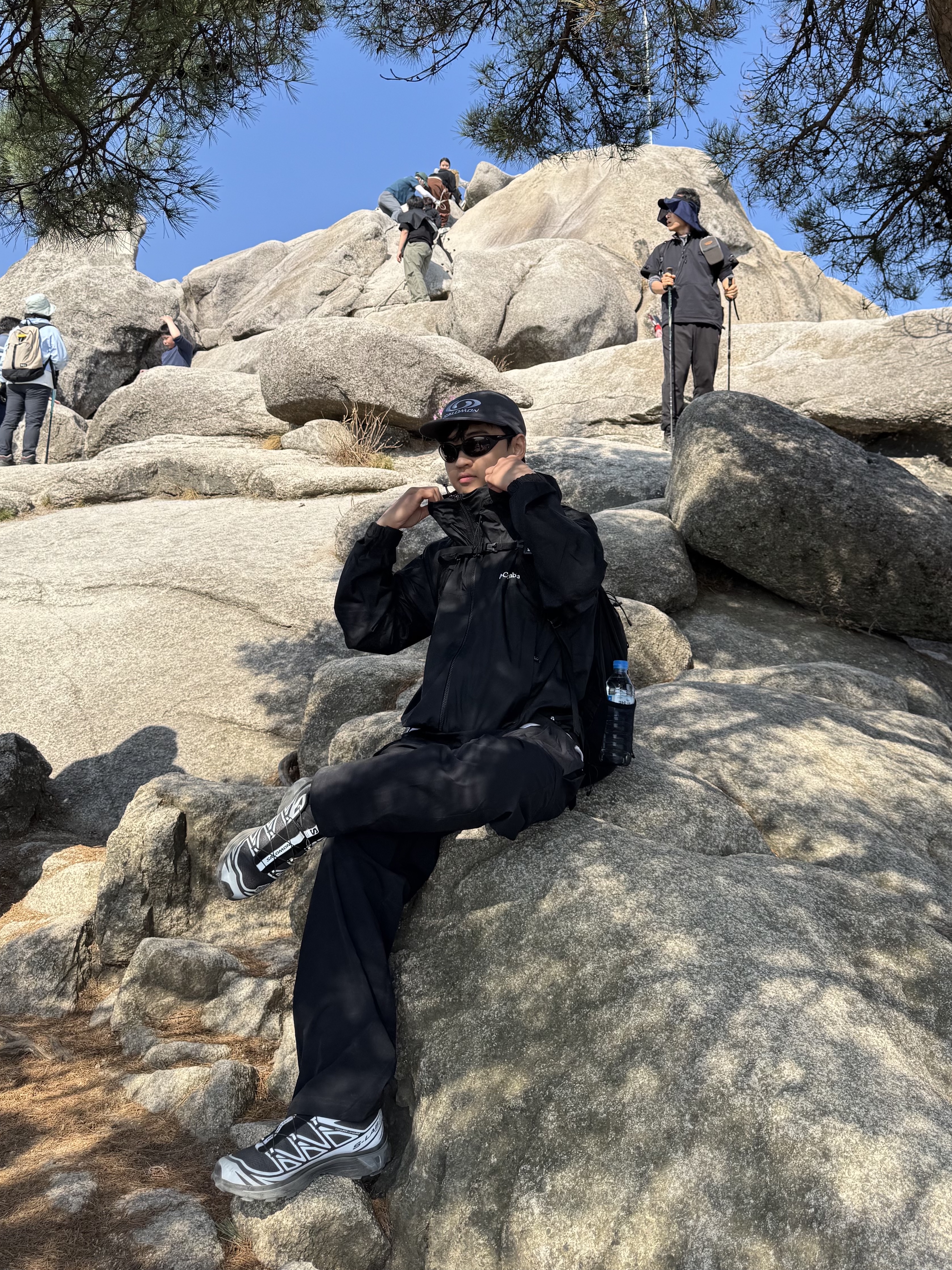 The North Face PO Teamkorea Ice Run Cargo Pants/R Black, Salomon Trailblazer 20 Black 착용 스타일 - 3