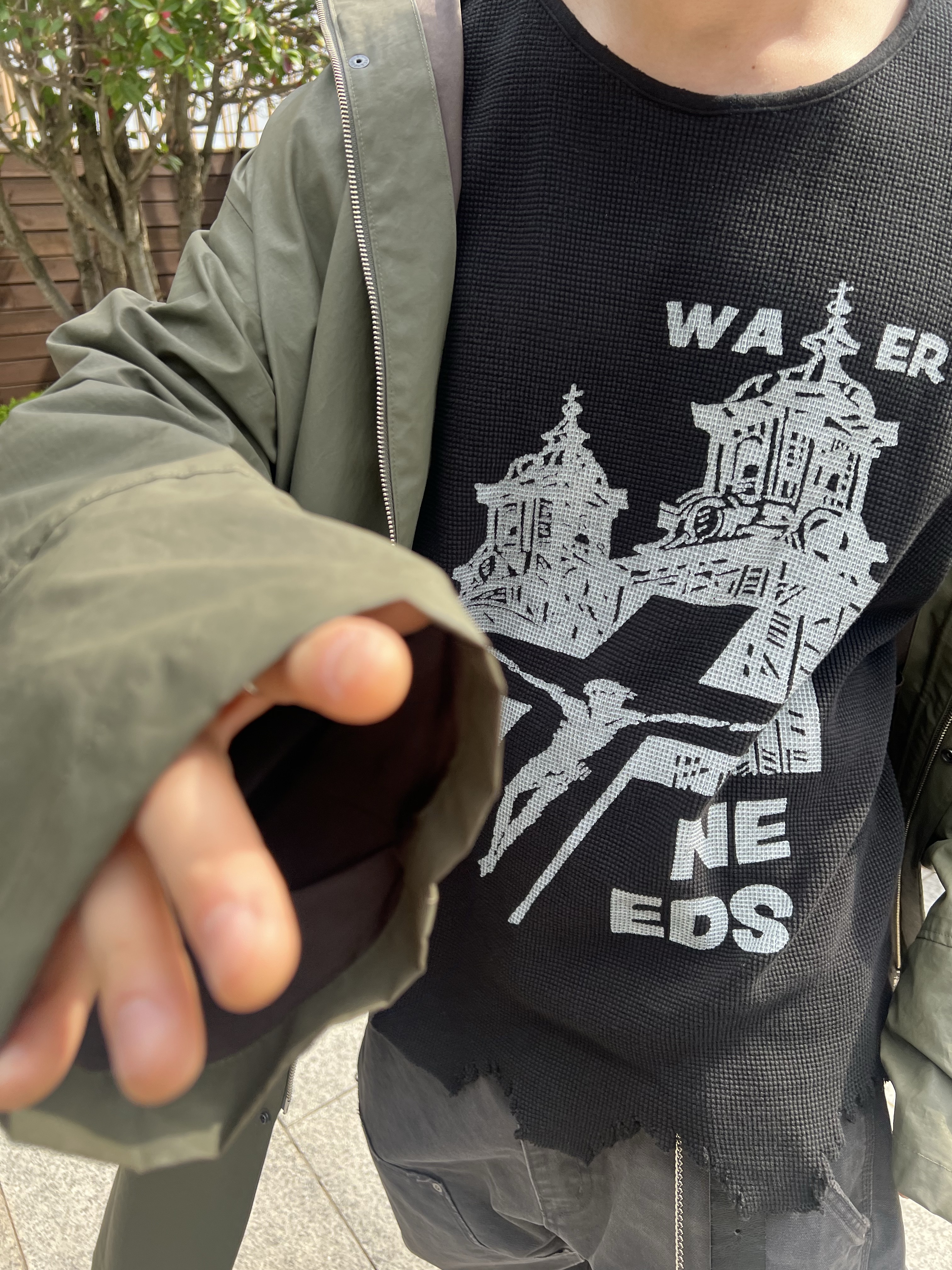 MJD Distressed Waffle Long Sleeve Black 착용 스타일 - 1