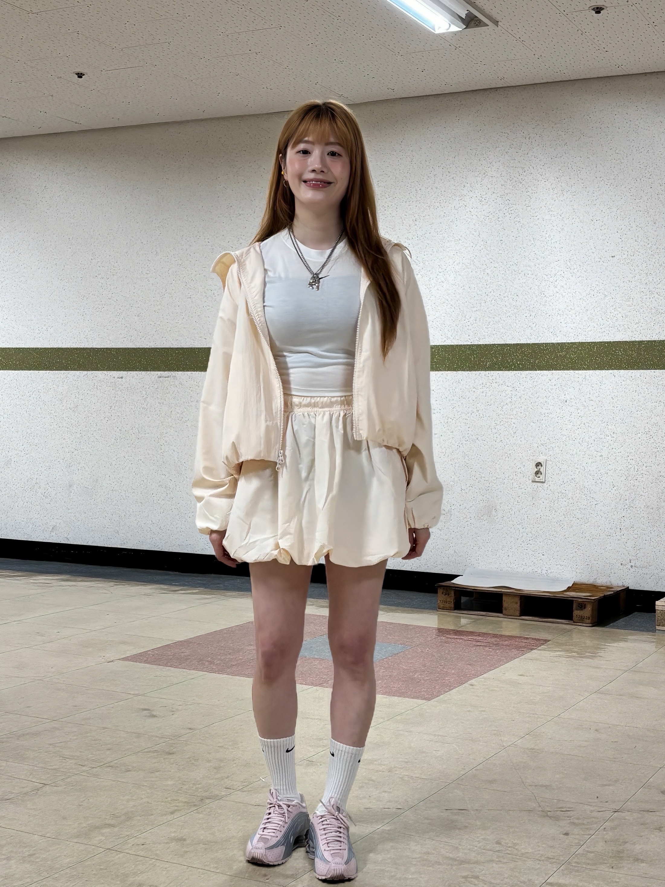 (W) Nike Shox R4 Barely Rose Metallic Platinum, (W) Nike NSW Loose Bubble Skirt Sail Black - Asia 착용 스타일 - 6