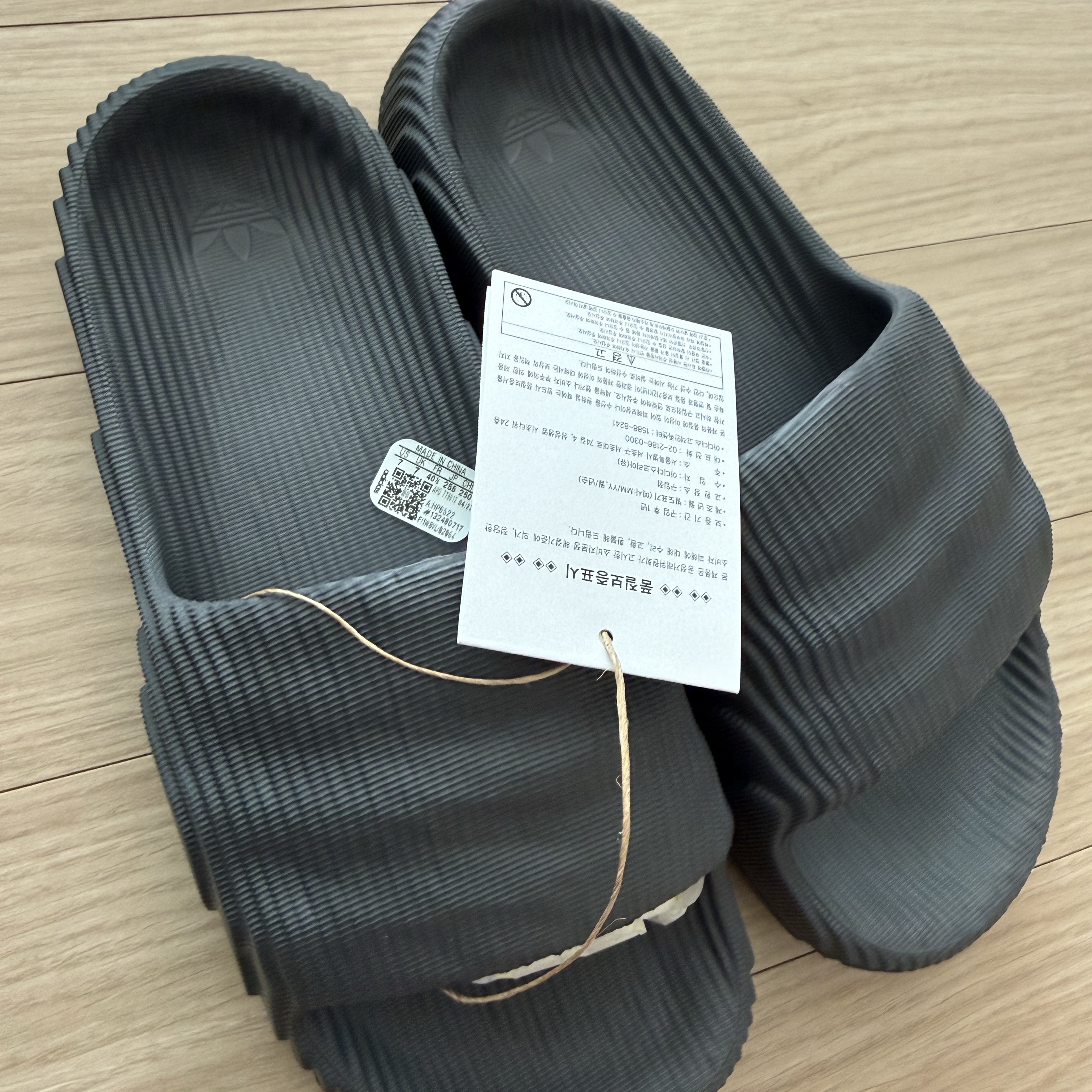 Adidas Adilette 22 Grey Five 착용 스타일